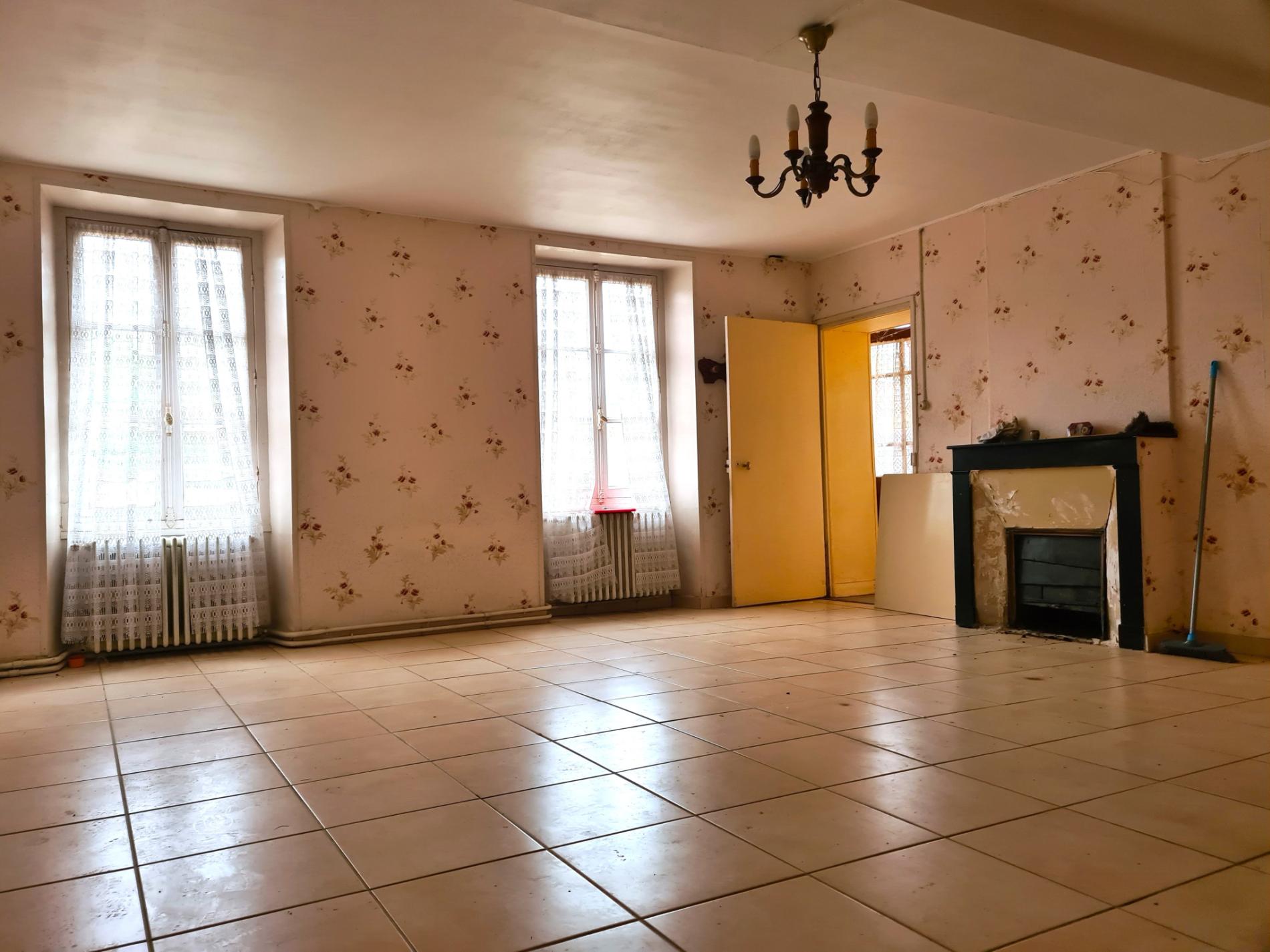 A 2 Kms d'ORGERUS MAISON à RENOVER ISSUE DE LA DIVISION D'UN CORPS DE FERME