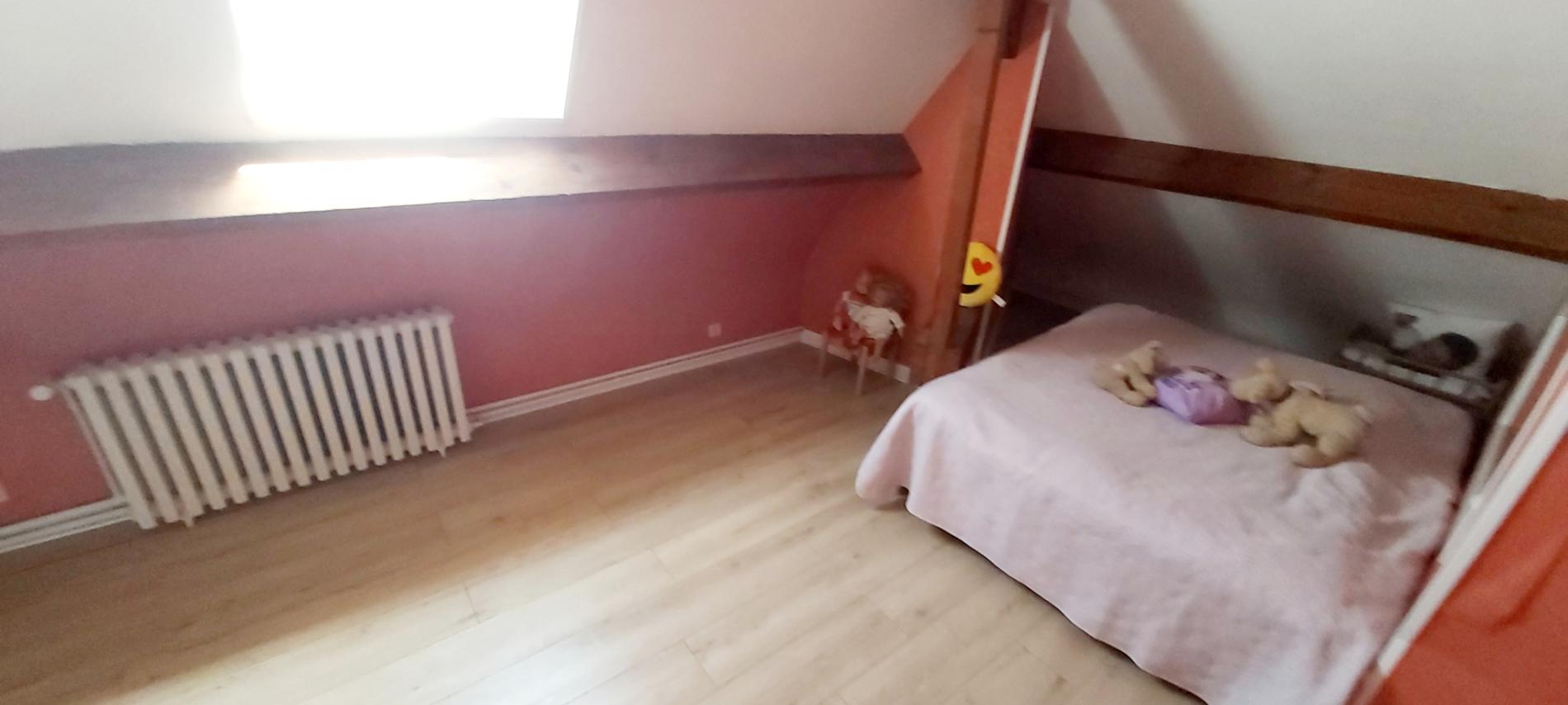 MAISON FAMILIALE  +  APPARTEMENT INDEPENDANT. AU COEUR D'ORGERUS