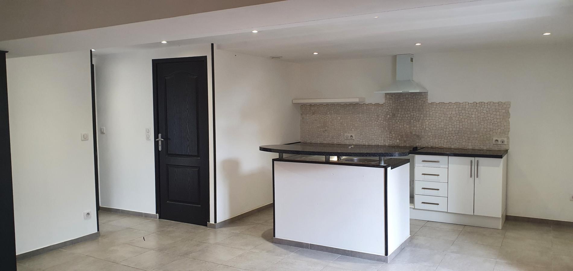 MAISON FAMILIALE  +  APPARTEMENT INDEPENDANT. AU COEUR D'ORGERUS