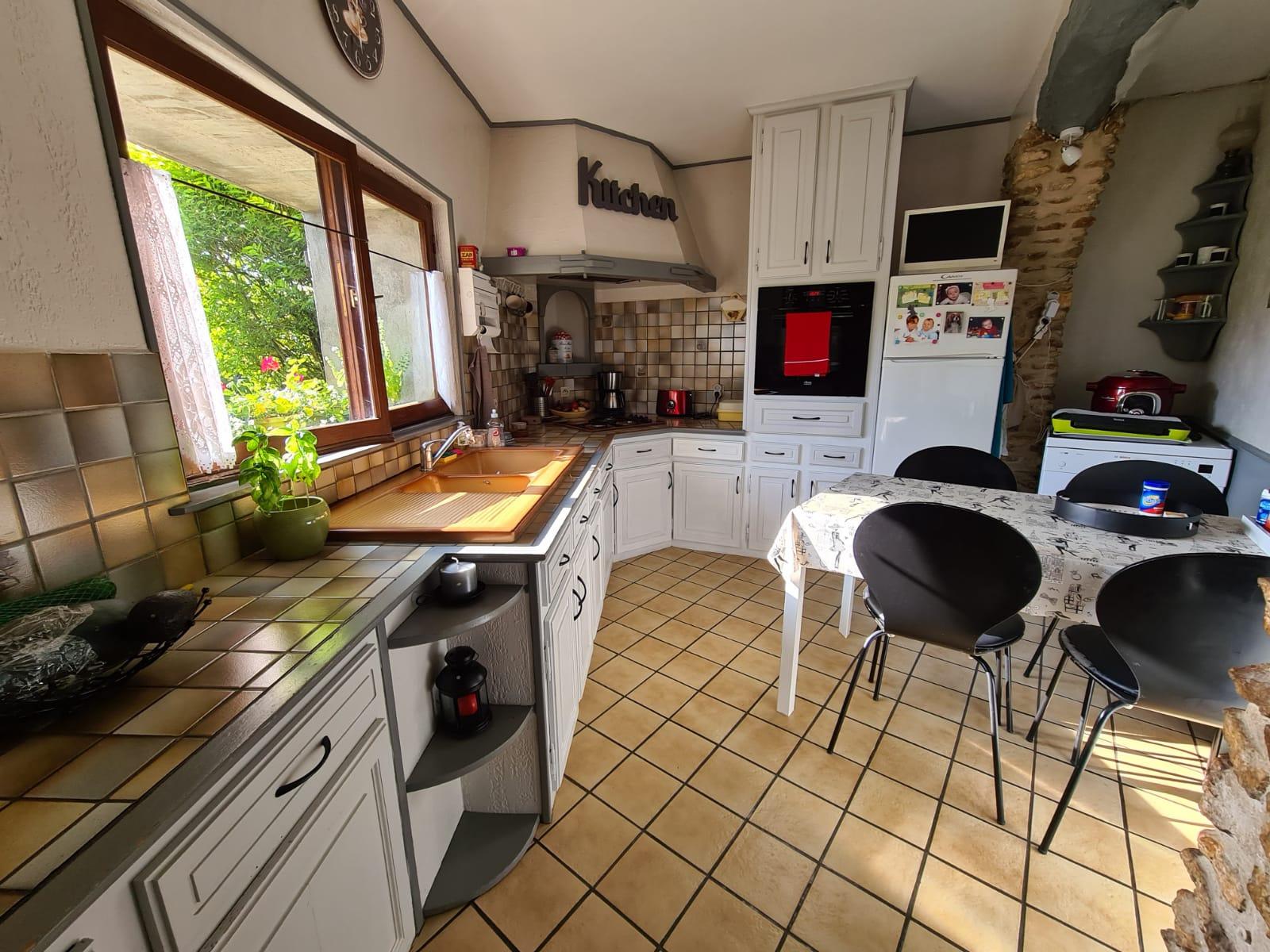 MAISON ANCIENNE SUR 390 M2 DE TERRAIN CLOS /  GARE ET COMMERCES 3 KMS