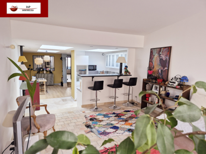 HOUDAN CENTRE. TERRASSE BIEN EXPOSEE.  RENOVATION DE GRANDE QUALITE. SE GARER à HOUDAN