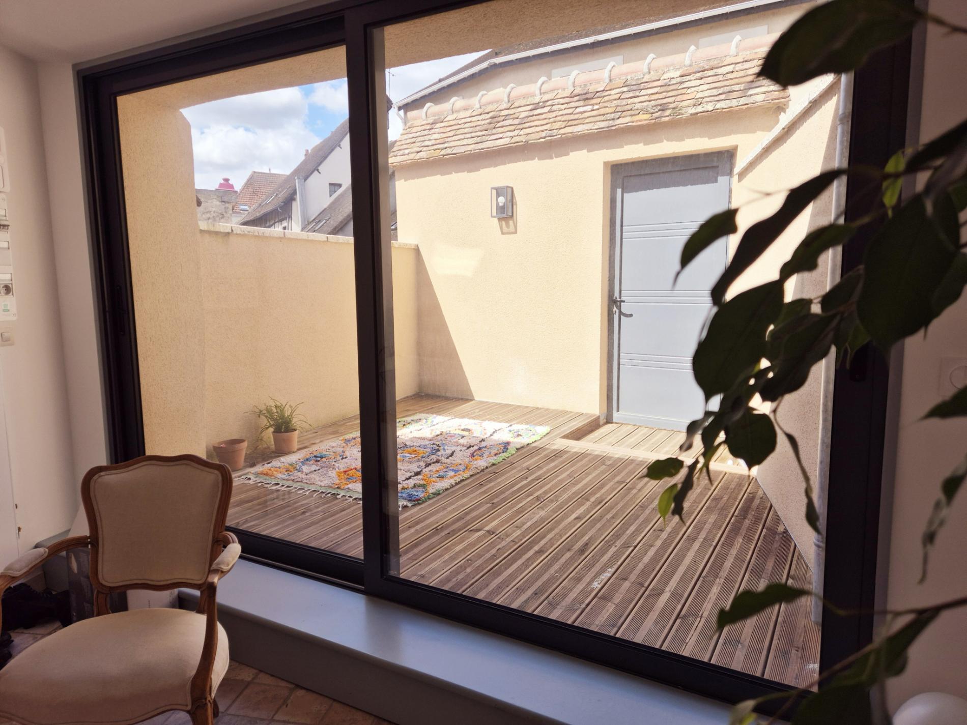 HOUDAN CENTRE. TERRASSE BIEN EXPOSEE.  RENOVATION DE GRANDE QUALITE. SE GARER à HOUDAN