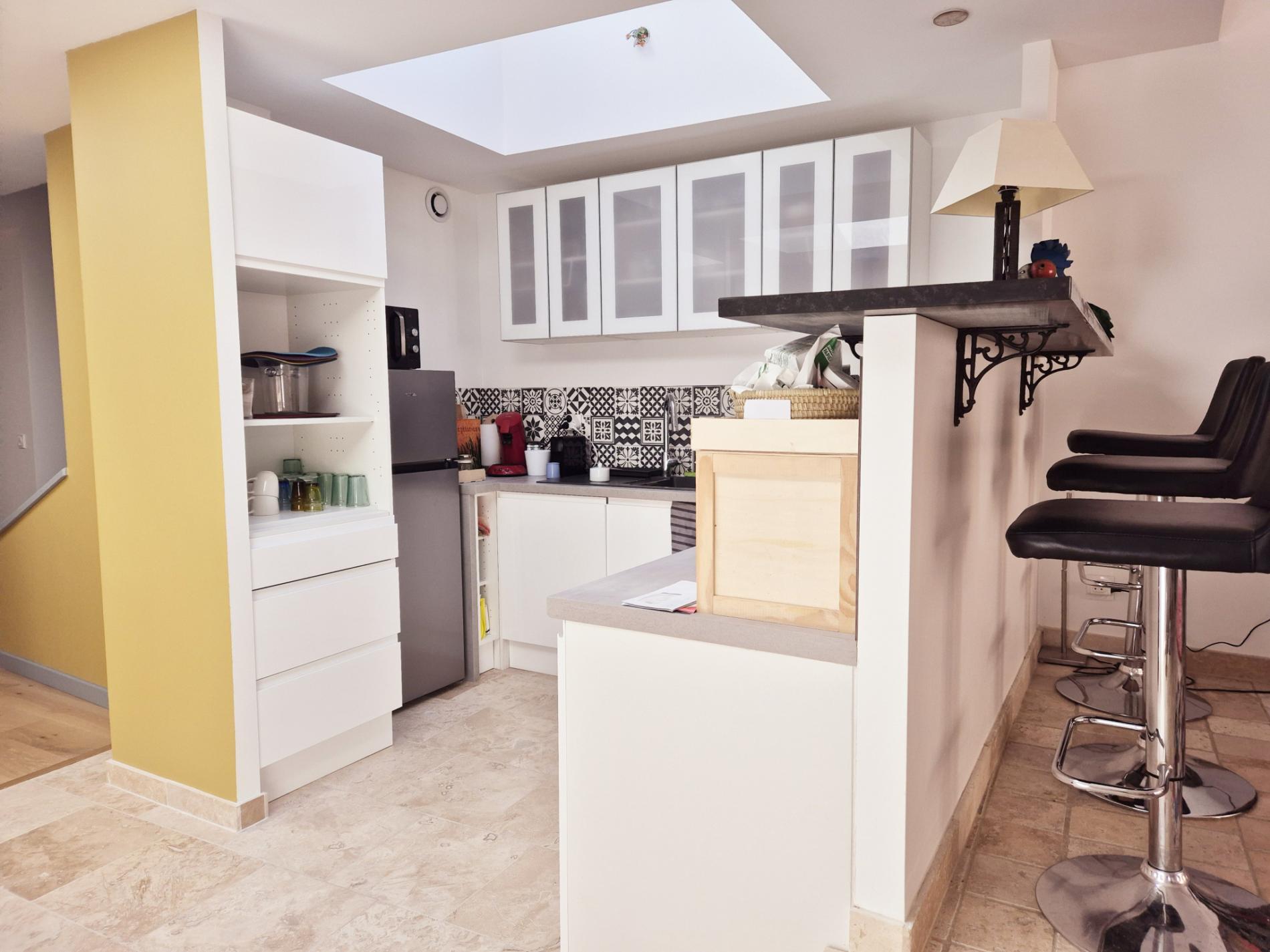 HOUDAN CENTRE. TERRASSE BIEN EXPOSEE.  RENOVATION DE GRANDE QUALITE. SE GARER à HOUDAN