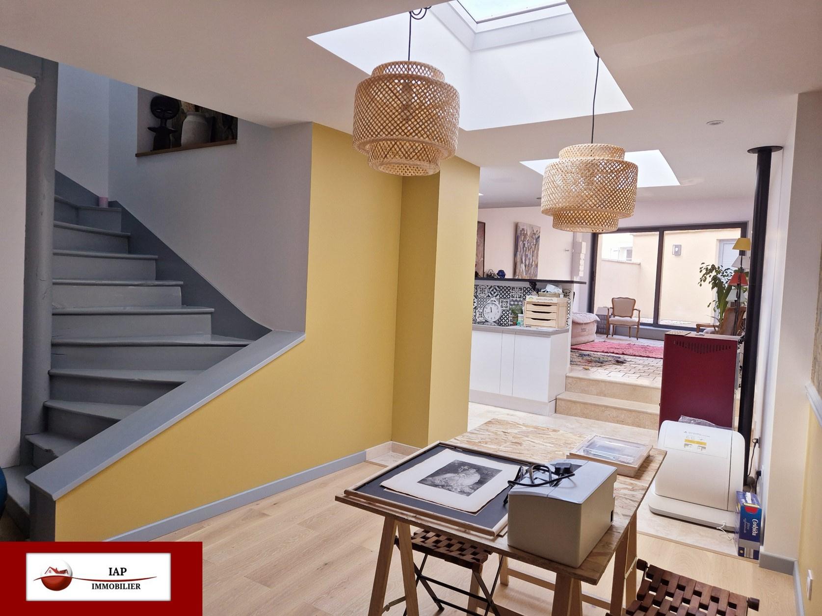 HOUDAN CENTRE. TERRASSE BIEN EXPOSEE.  RENOVATION DE GRANDE QUALITE. SE GARER à HOUDAN