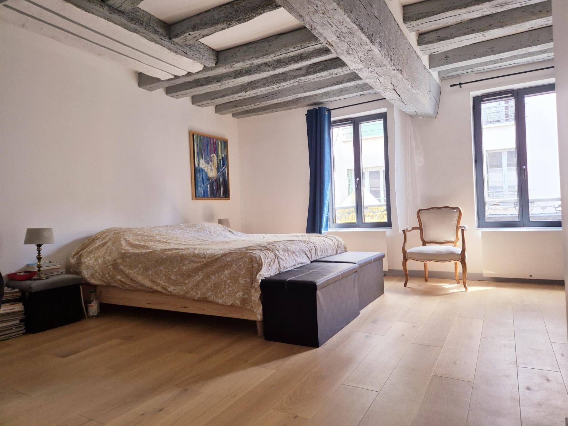 HOUDAN CENTRE. TERRASSE BIEN EXPOSEE.  RENOVATION DE GRANDE QUALITE. SE GARER à HOUDAN