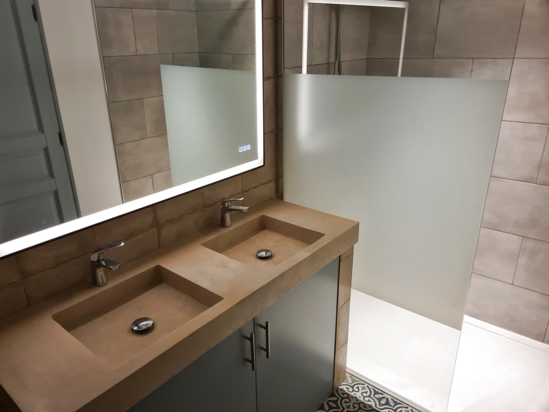 HOUDAN CENTRE. TERRASSE BIEN EXPOSEE.  RENOVATION DE GRANDE QUALITE. SE GARER à HOUDAN