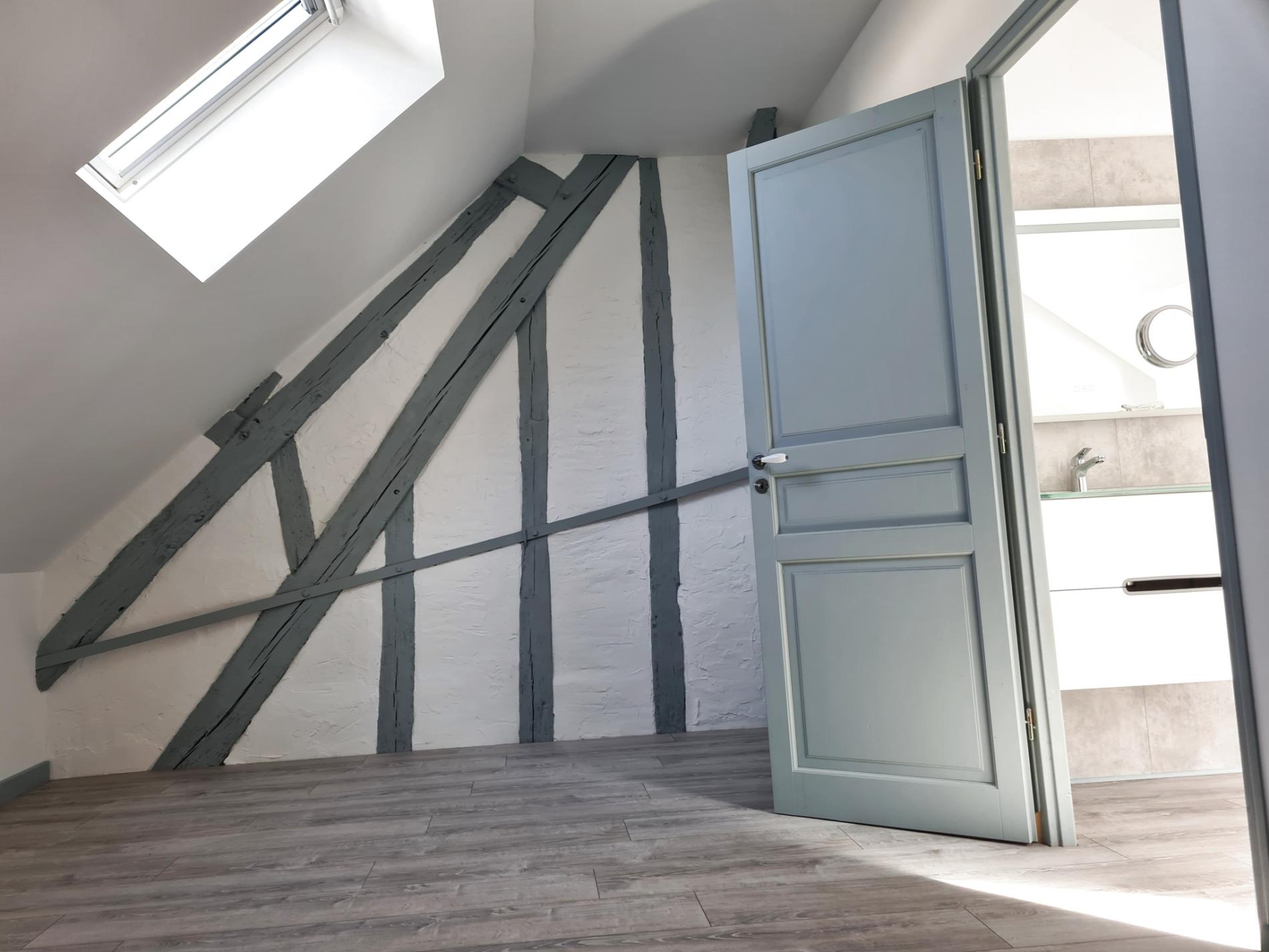 HOUDAN CENTRE. TERRASSE BIEN EXPOSEE.  RENOVATION DE GRANDE QUALITE. SE GARER à HOUDAN