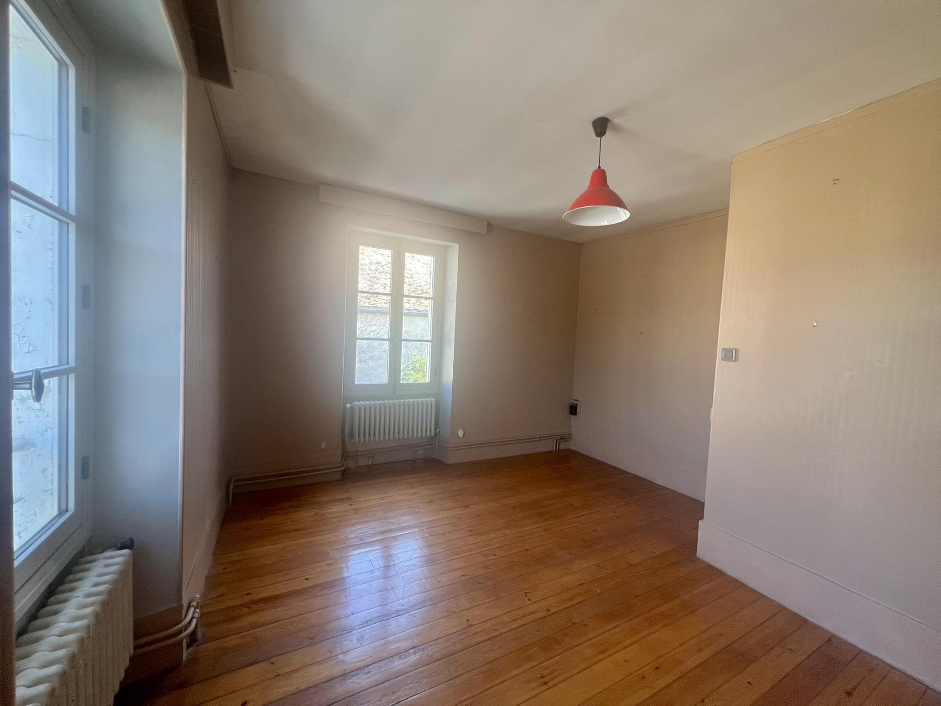 MAISON ANCIENNE. VOLUMES AGREABLES.