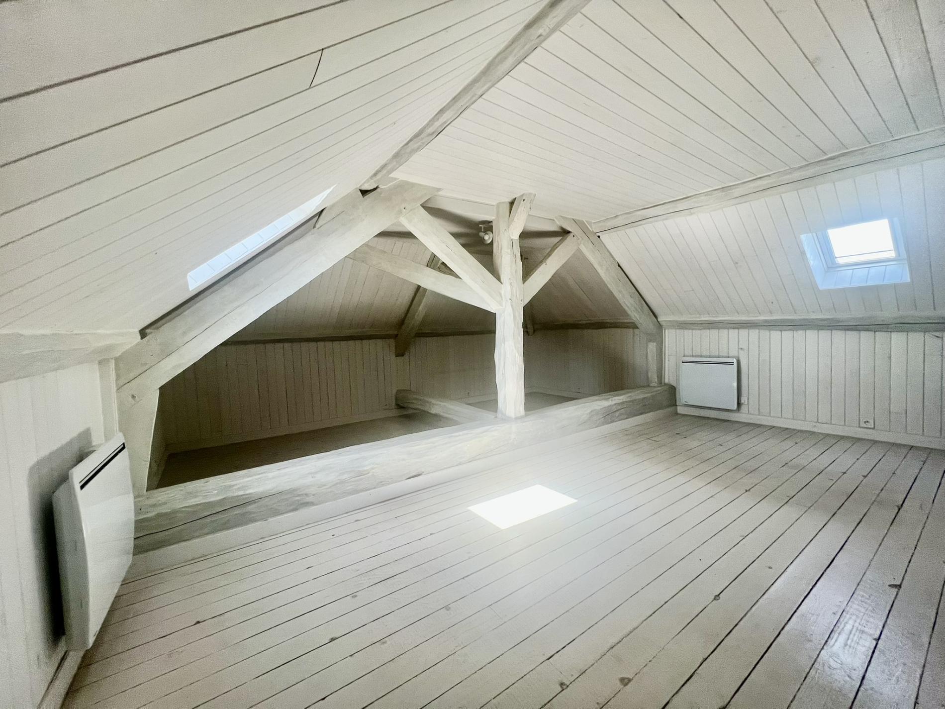 MAISON ANCIENNE. VOLUMES AGREABLES.