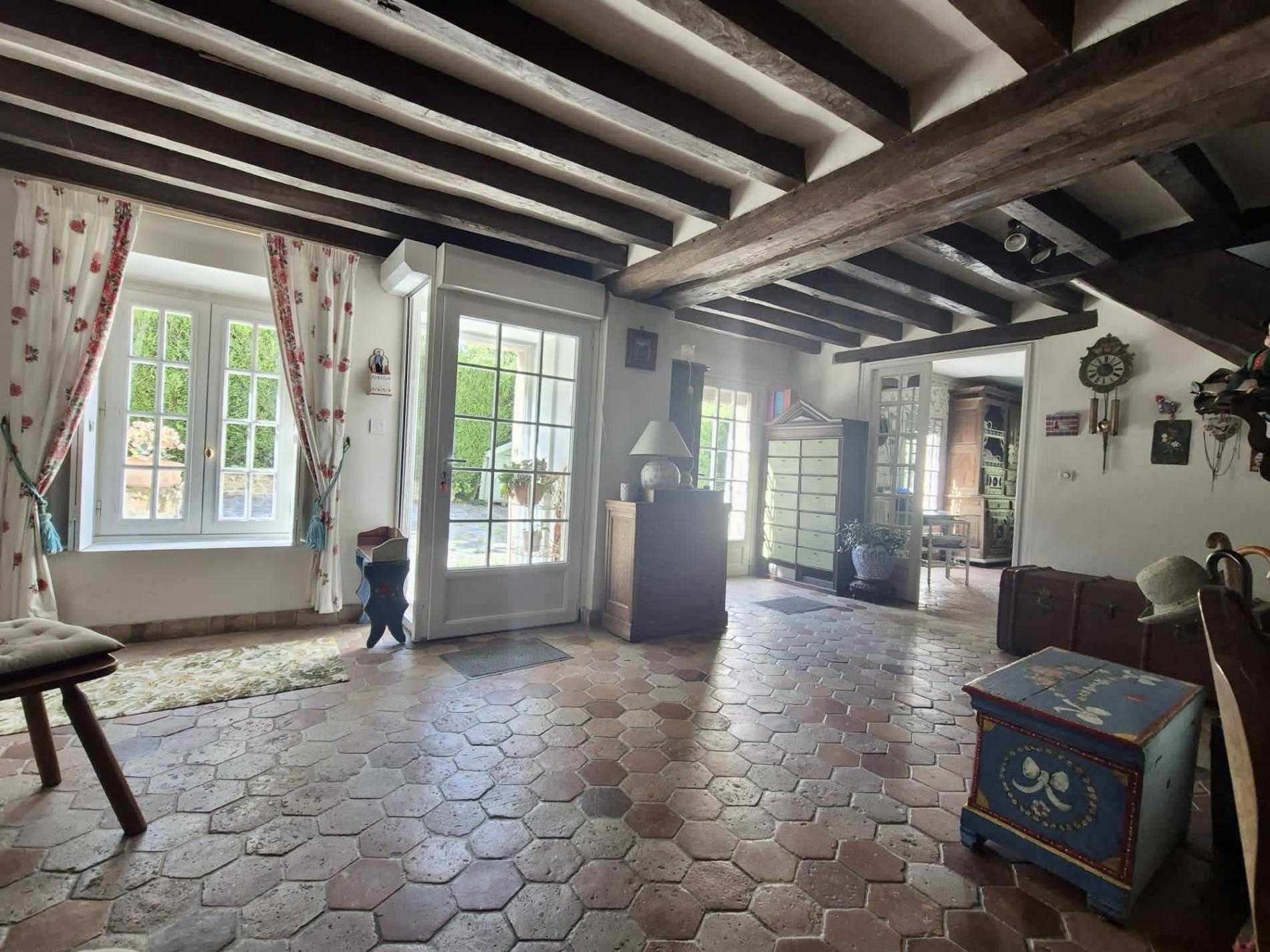 MAISON PLEINE DE CHARME. IDEALEMENT SITUEE