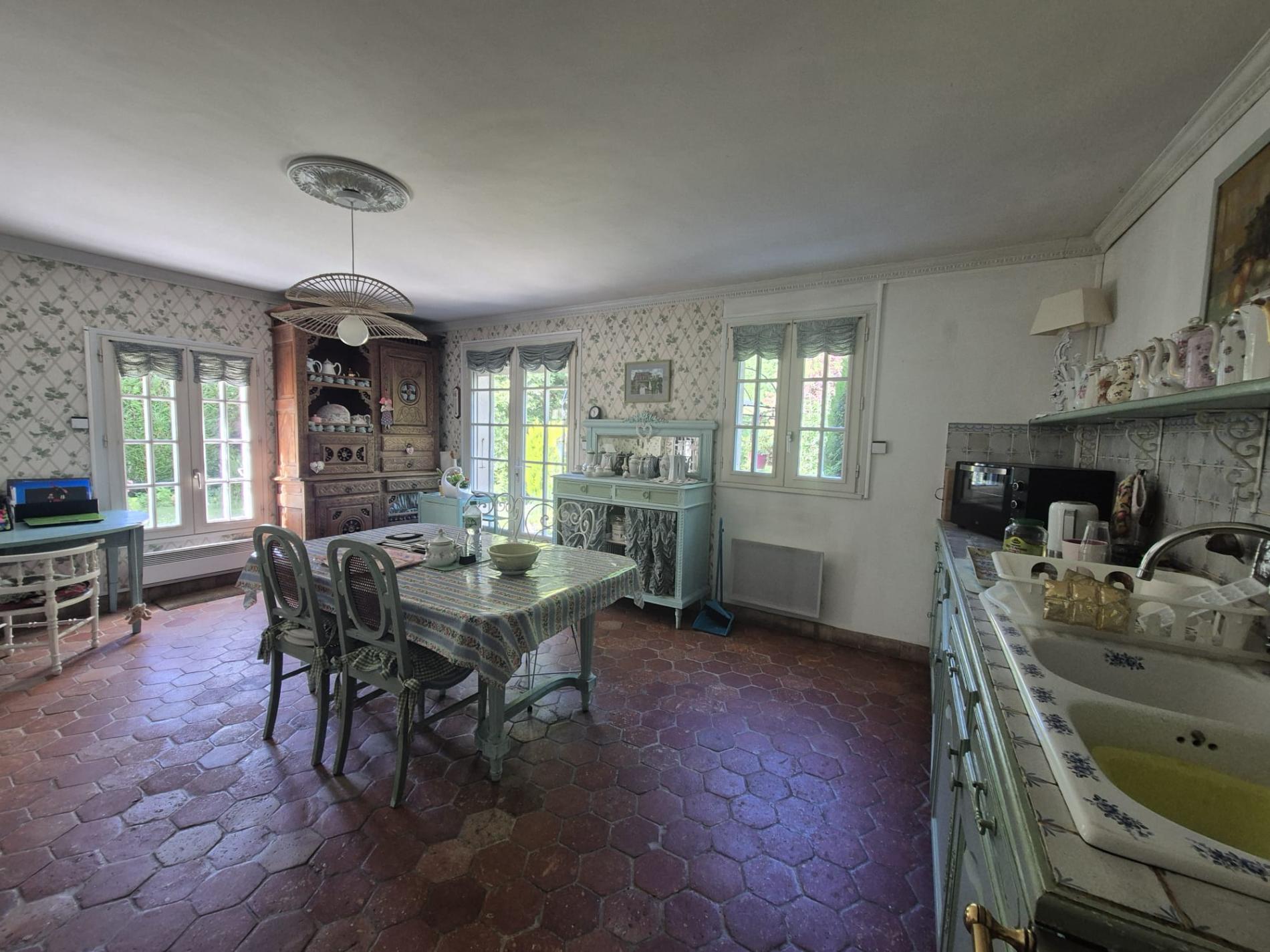 MAISON PLEINE DE CHARME. IDEALEMENT SITUEE