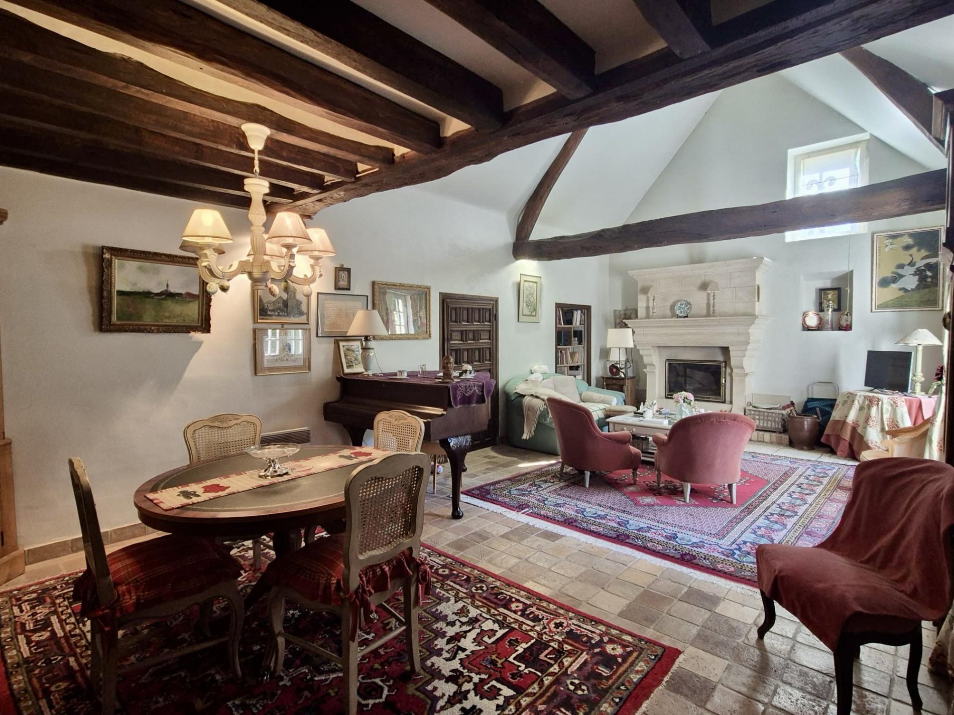 MAISON PLEINE DE CHARME. IDEALEMENT SITUEE