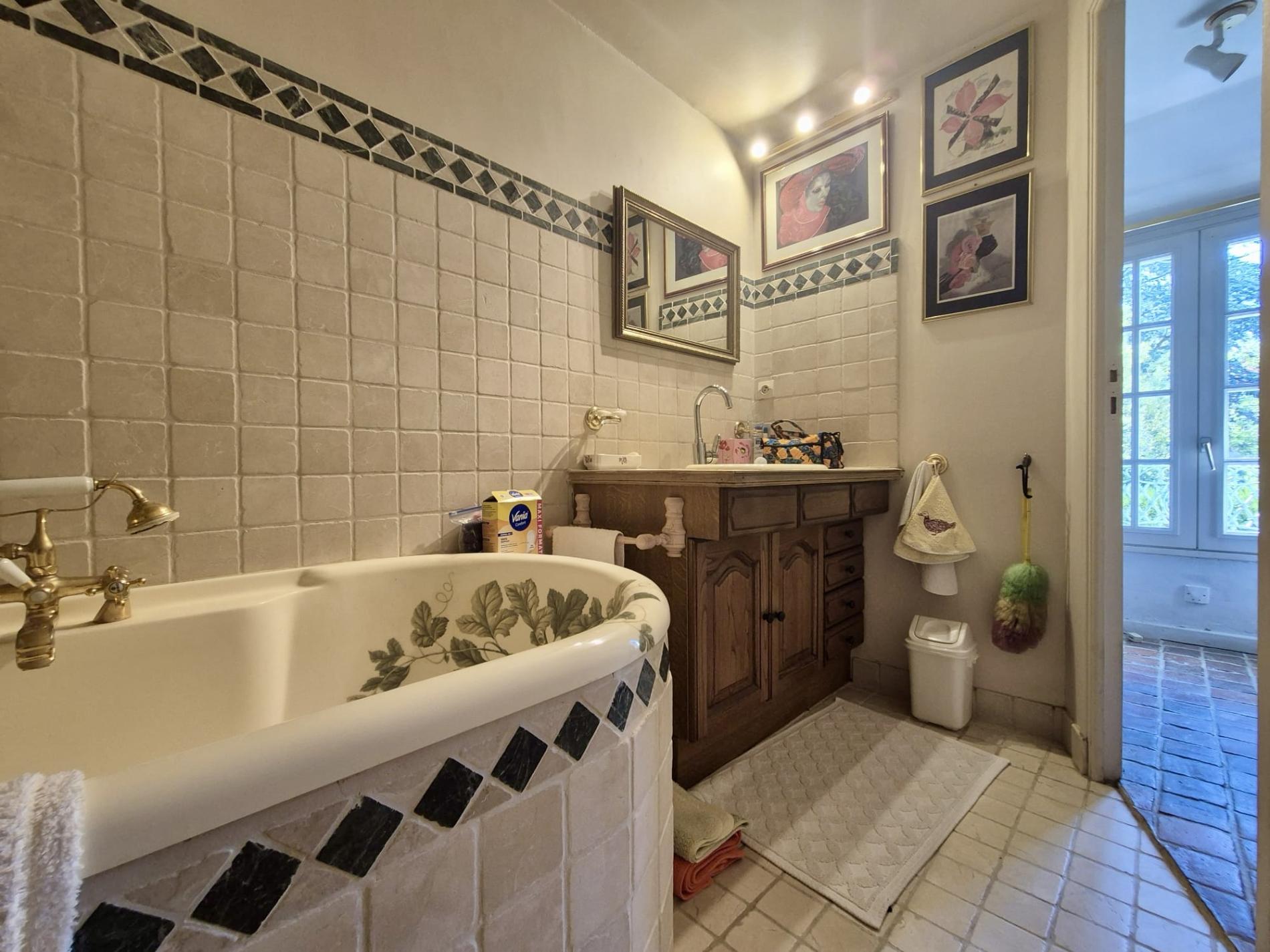 MAISON PLEINE DE CHARME. IDEALEMENT SITUEE