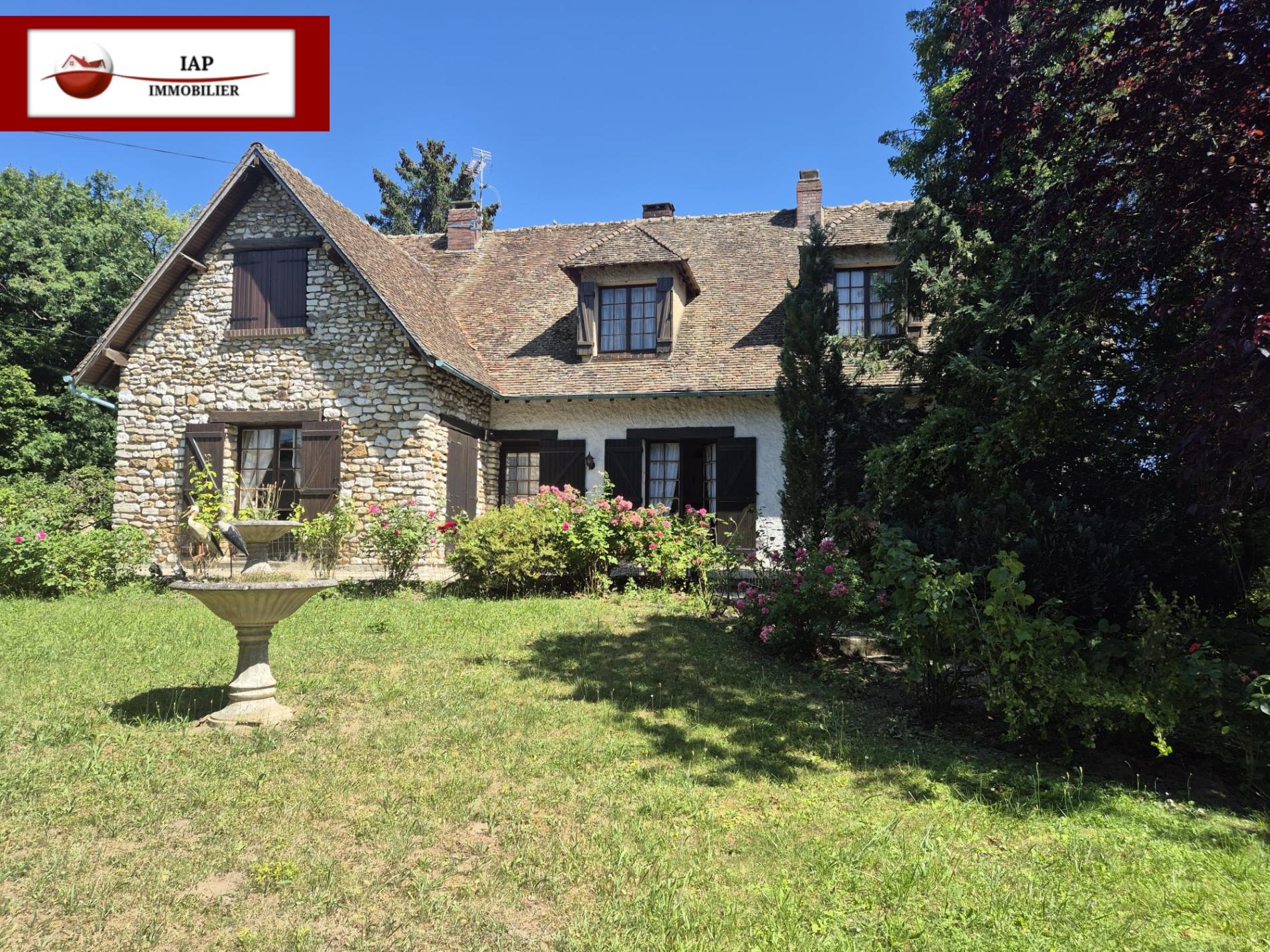 Située à 6 Km d'Orgerus. MAISON + DEPENDANCE (POSSIBLE ACTIVITES COMMERCIALE/ MEDICALE...)