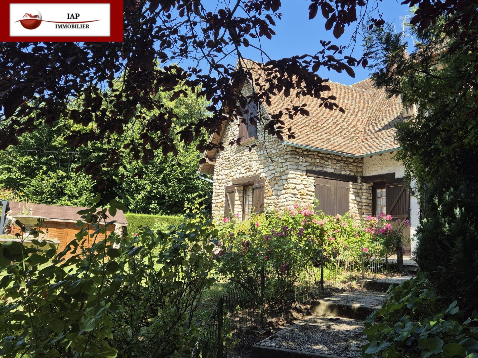 Située à 6 Km d'Orgerus. MAISON + DEPENDANCE (POSSIBLE ACTIVITES COMMERCIALE/ MEDICALE...)