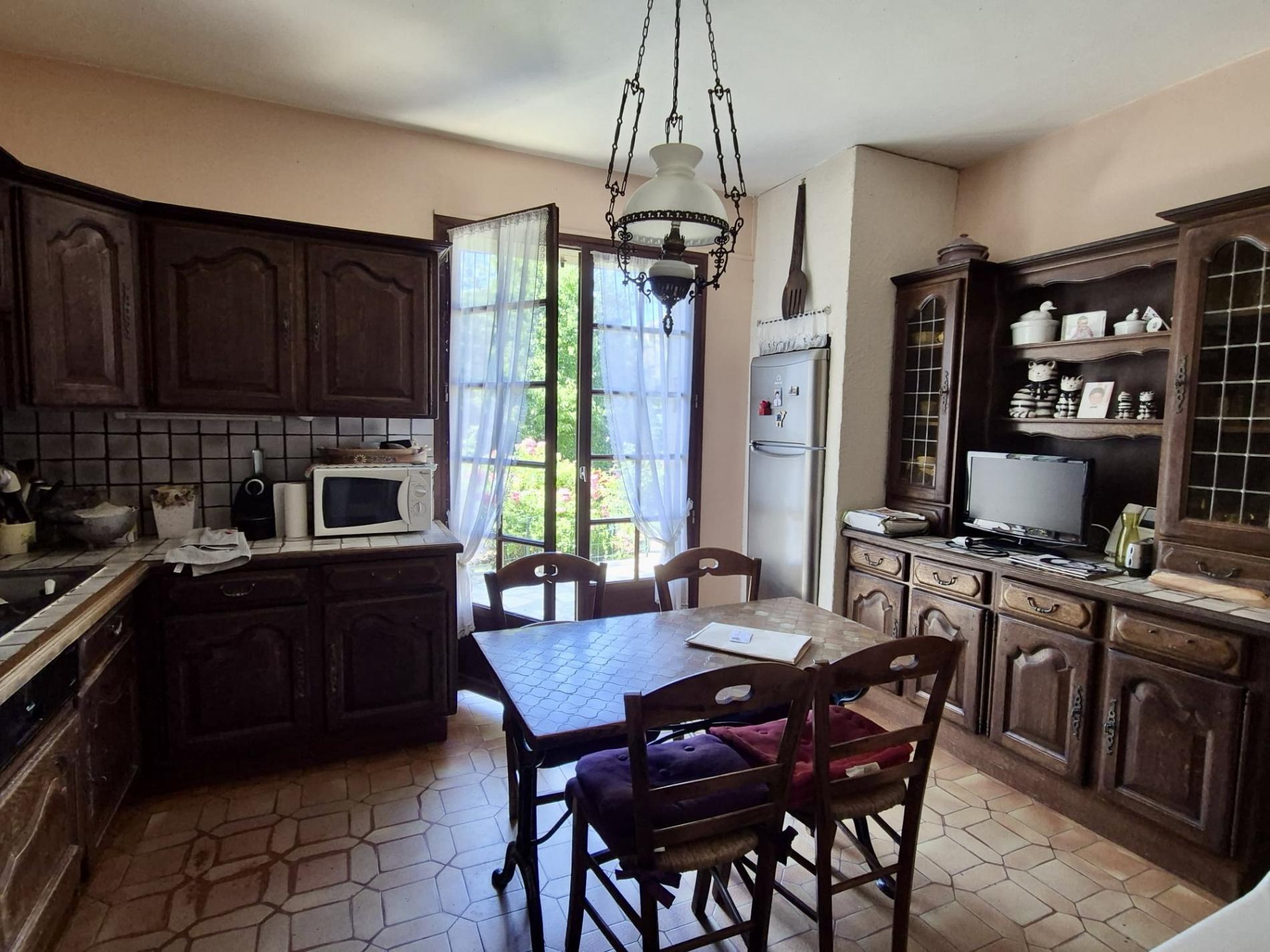 Située à 6 Km d'Orgerus. MAISON + DEPENDANCE (POSSIBLE ACTIVITES COMMERCIALE/ MEDICALE...)