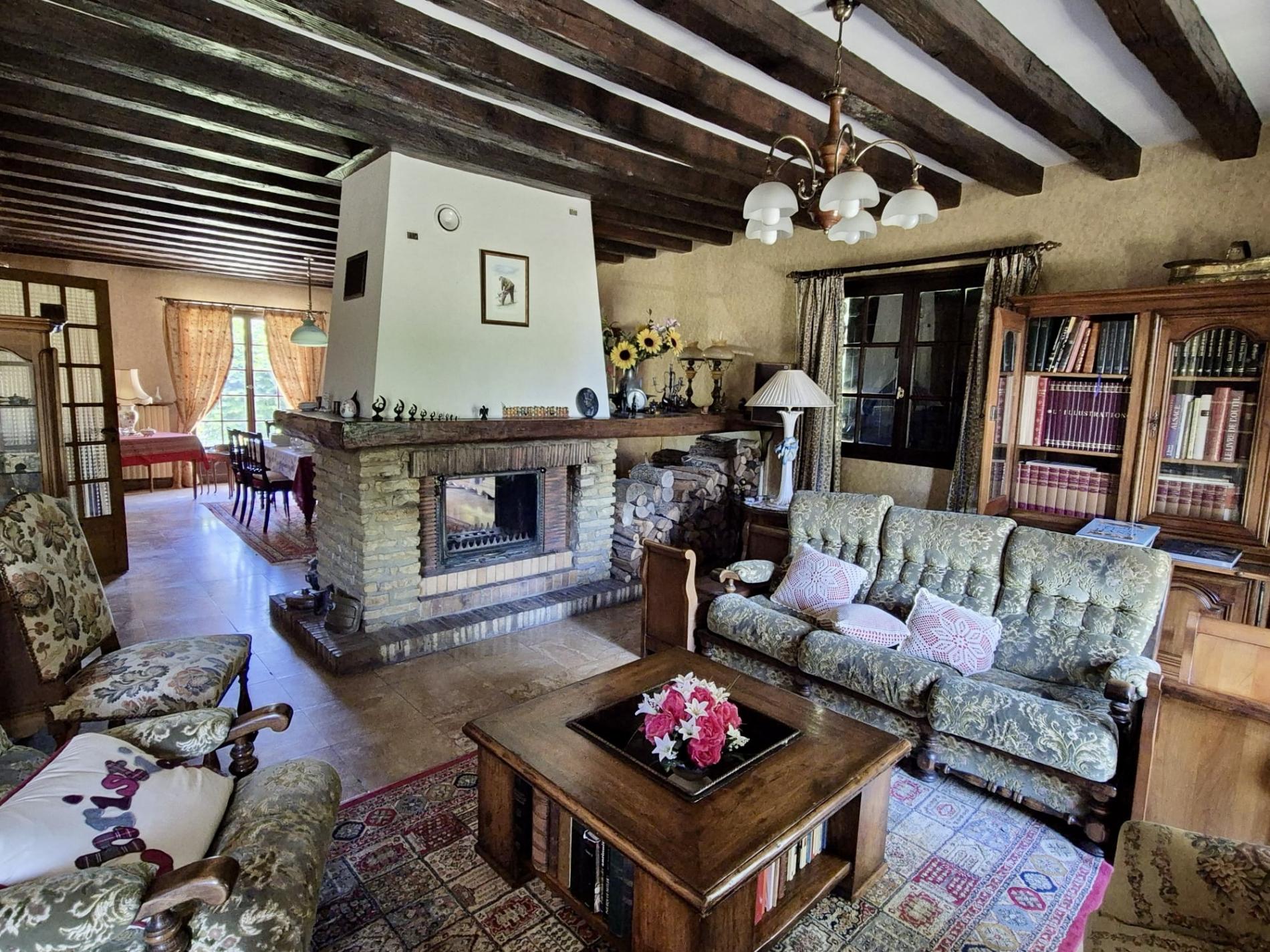 Située à 6 Km d'Orgerus. MAISON + DEPENDANCE (POSSIBLE ACTIVITES COMMERCIALE/ MEDICALE...)