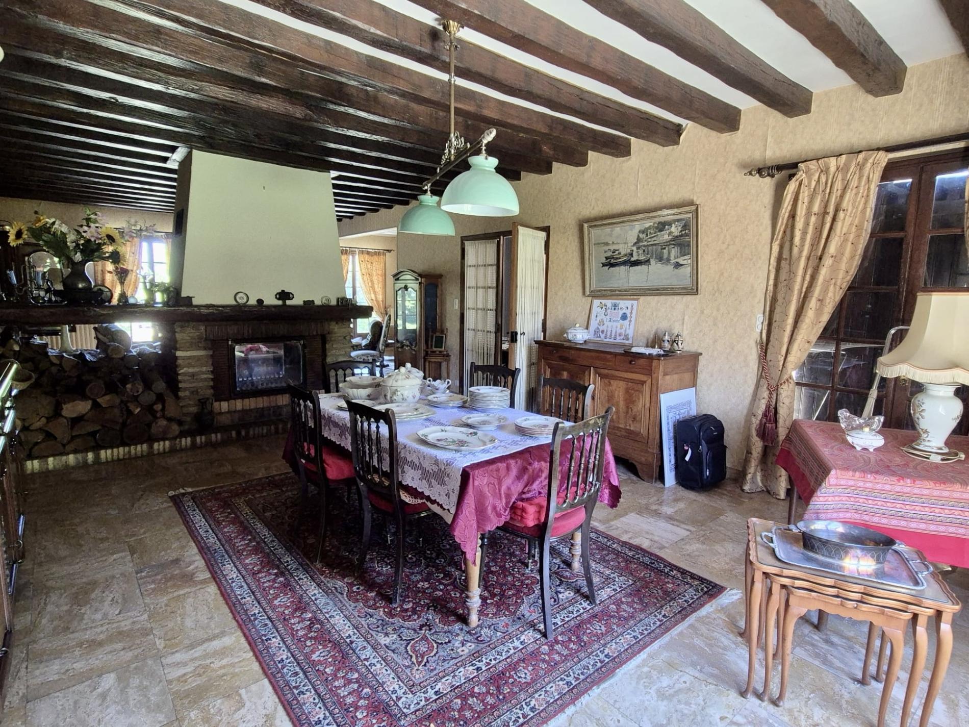 Située à 6 Km d'Orgerus. MAISON + DEPENDANCE (POSSIBLE ACTIVITES COMMERCIALE/ MEDICALE...)