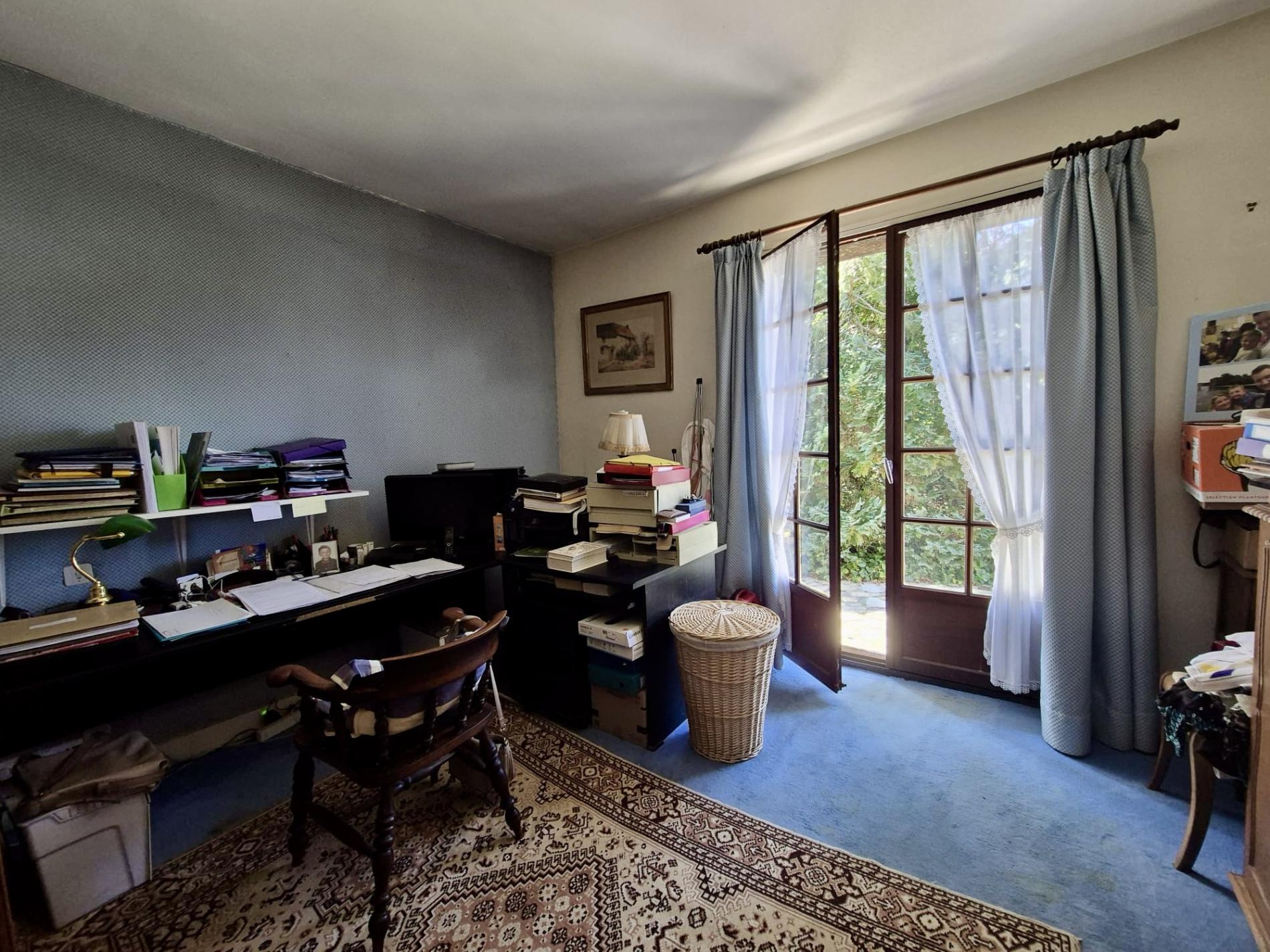 Située à 6 Km d'Orgerus. MAISON + DEPENDANCE (POSSIBLE ACTIVITES COMMERCIALE/ MEDICALE...)