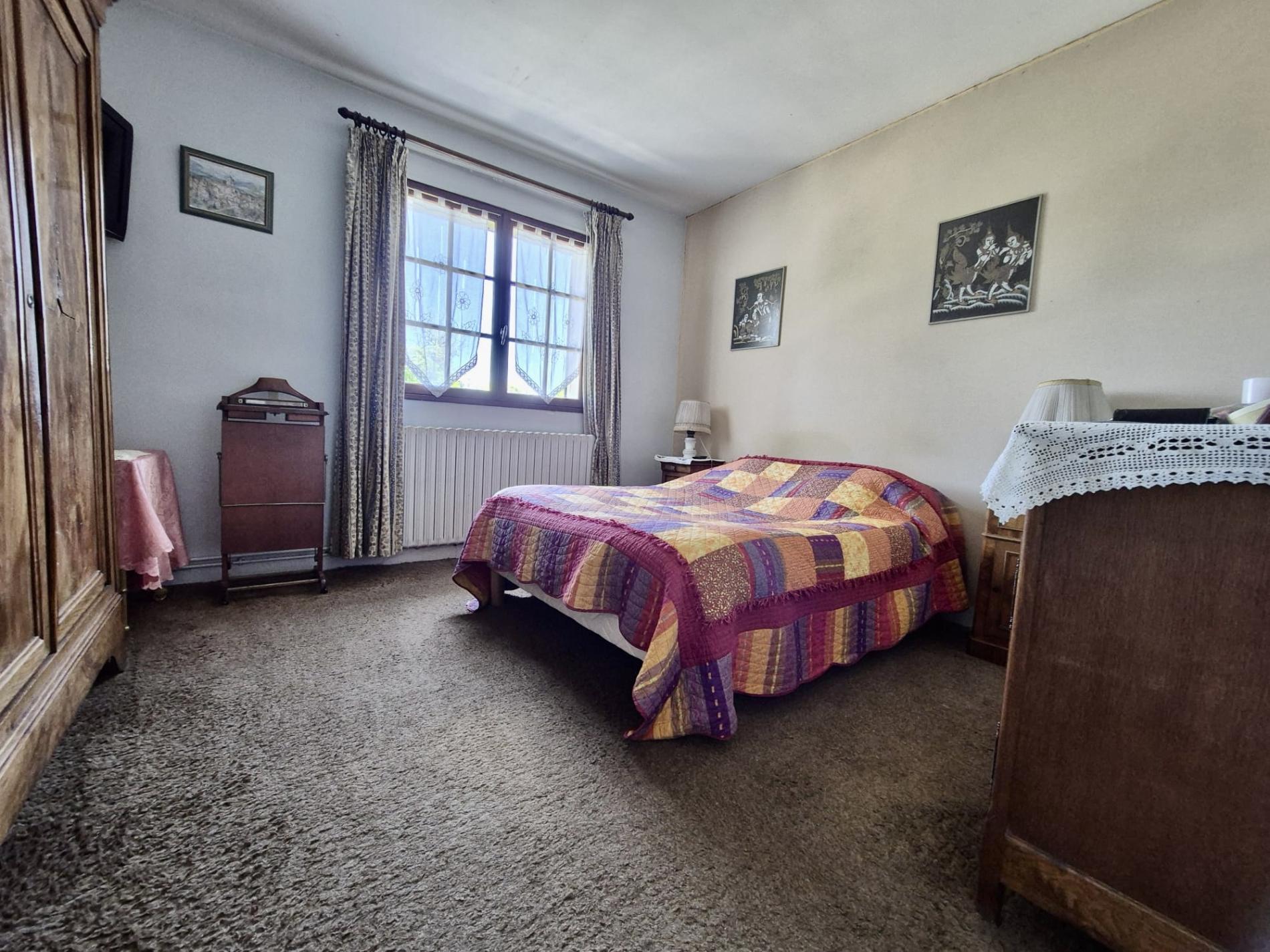 Située à 6 Km d'Orgerus. MAISON + DEPENDANCE (POSSIBLE ACTIVITES COMMERCIALE/ MEDICALE...)