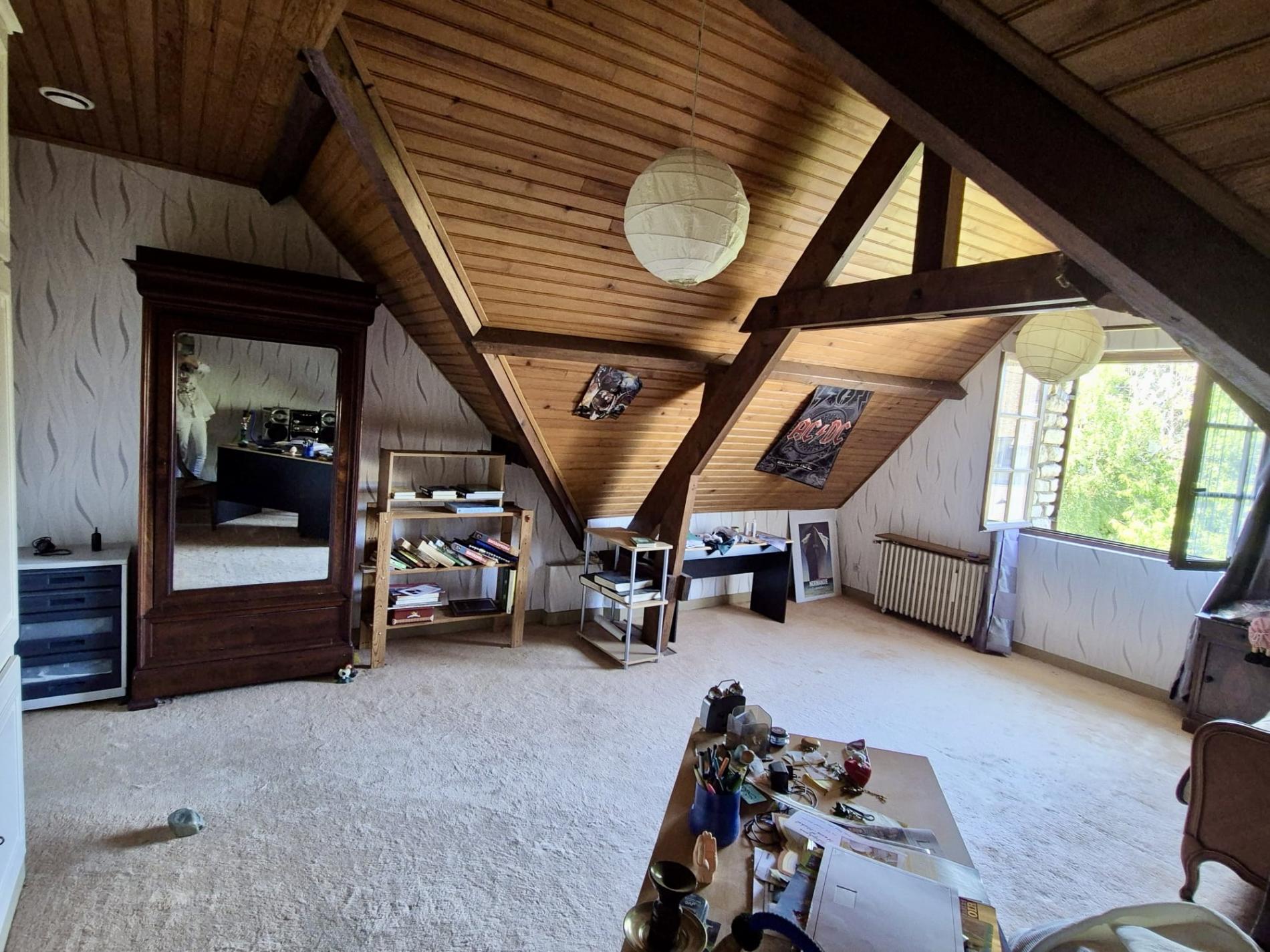 Située à 6 Km d'Orgerus. MAISON + DEPENDANCE (POSSIBLE ACTIVITES COMMERCIALE/ MEDICALE...)