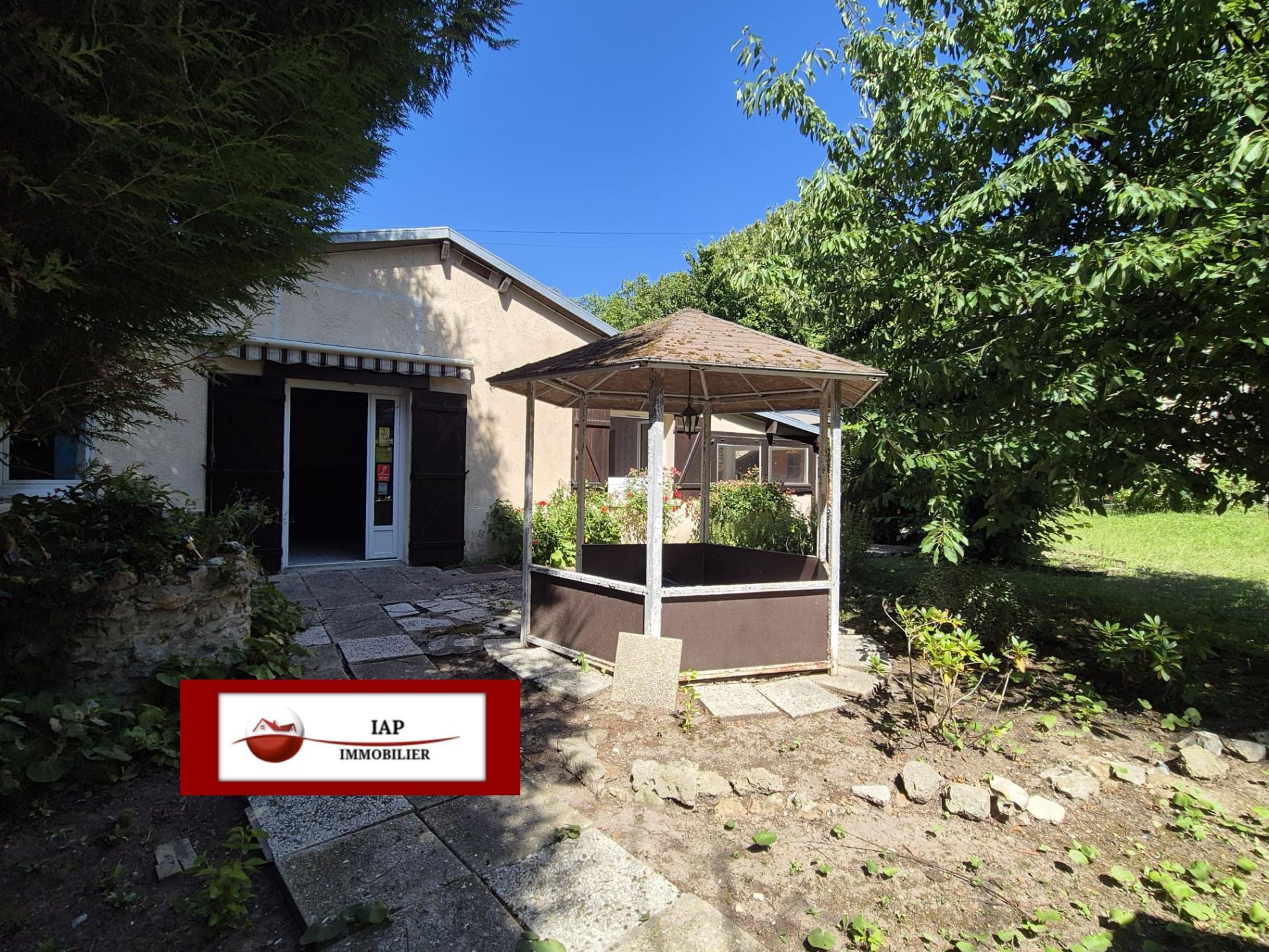 Située à 6 Km d'Orgerus. MAISON + DEPENDANCE (POSSIBLE ACTIVITES COMMERCIALE/ MEDICALE...)