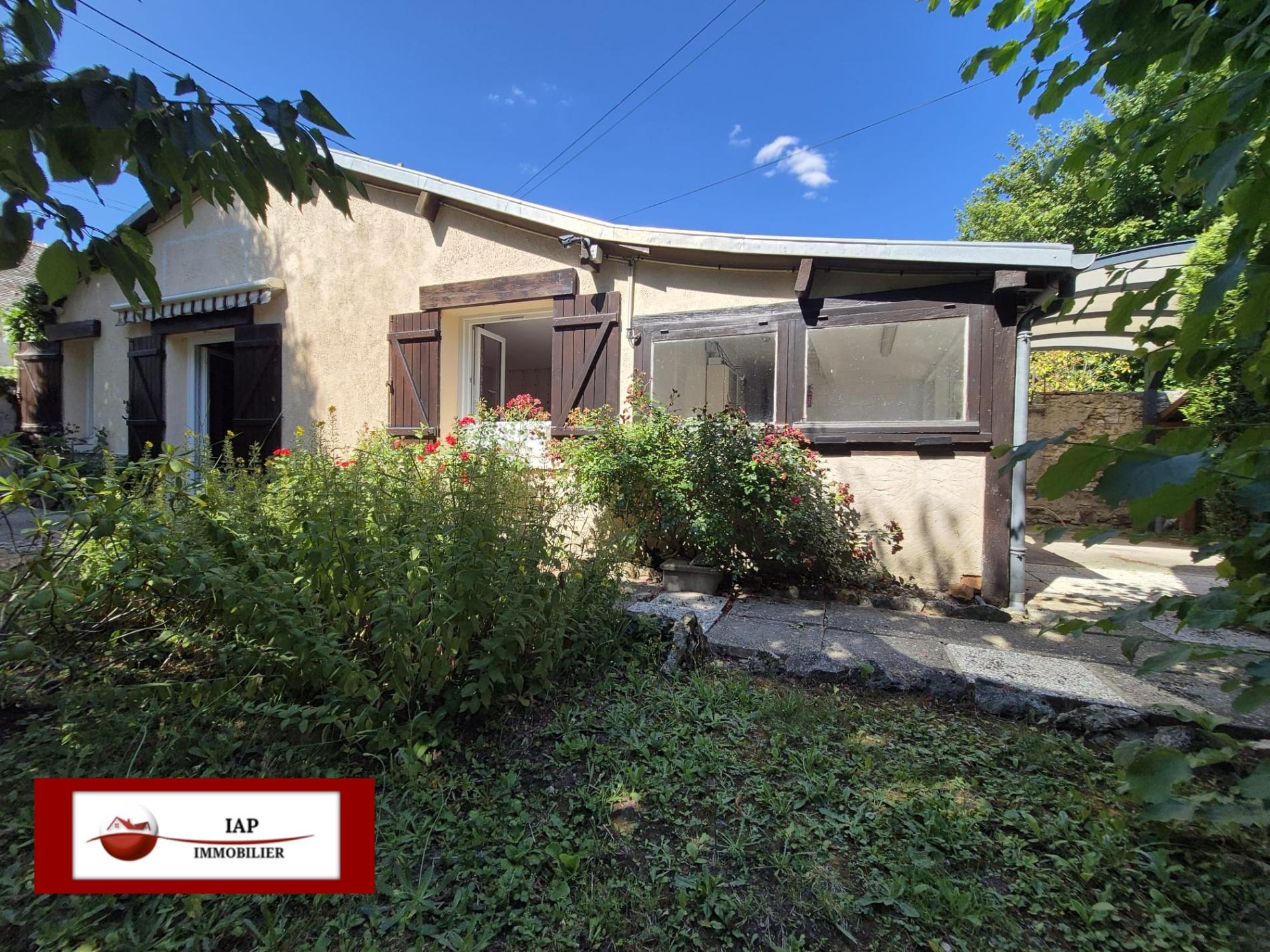 Située à 6 Km d'Orgerus. MAISON + DEPENDANCE (POSSIBLE ACTIVITES COMMERCIALE/ MEDICALE...)