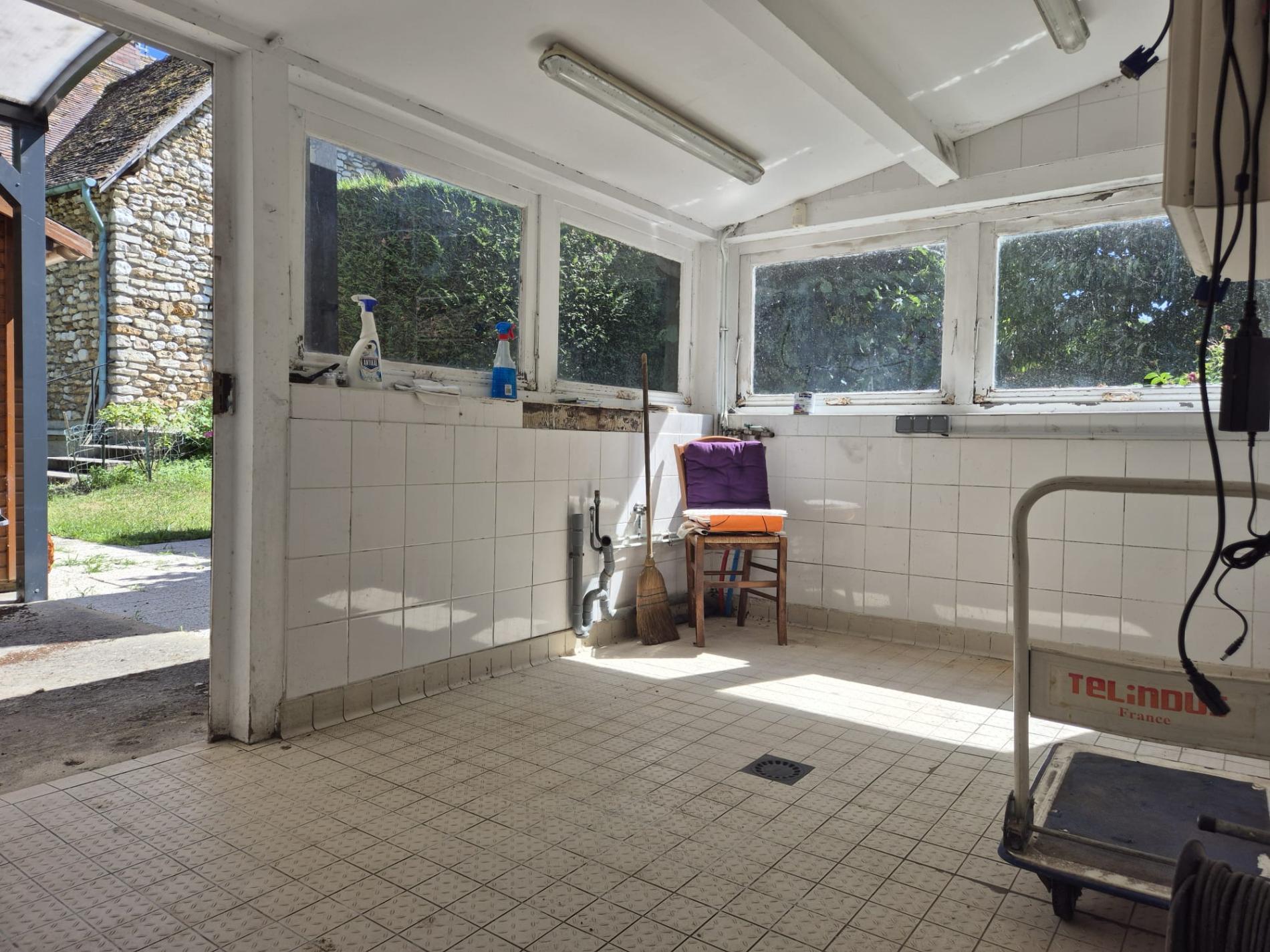 Située à 6 Km d'Orgerus. MAISON + DEPENDANCE (POSSIBLE ACTIVITES COMMERCIALE/ MEDICALE...)