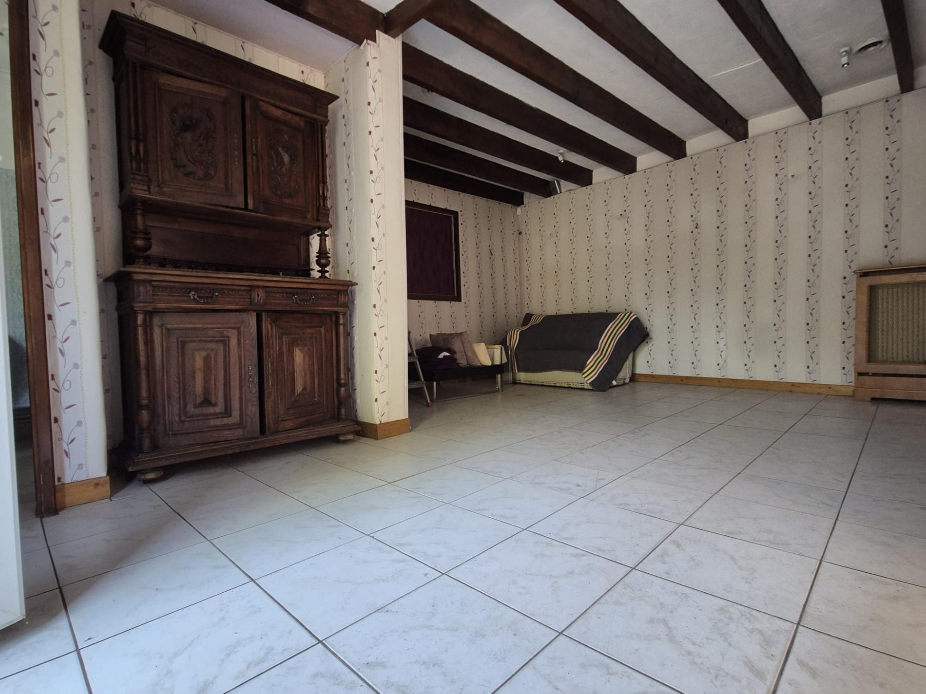 Située à 6 Km d'Orgerus. MAISON + DEPENDANCE (POSSIBLE ACTIVITES COMMERCIALE/ MEDICALE...)