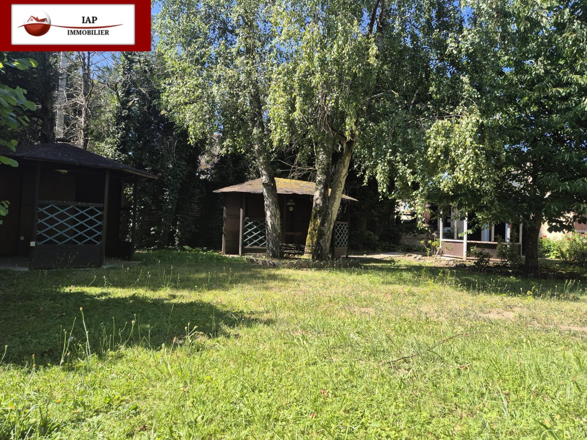 Située à 6 Km d'Orgerus. MAISON + DEPENDANCE (POSSIBLE ACTIVITES COMMERCIALE/ MEDICALE...)