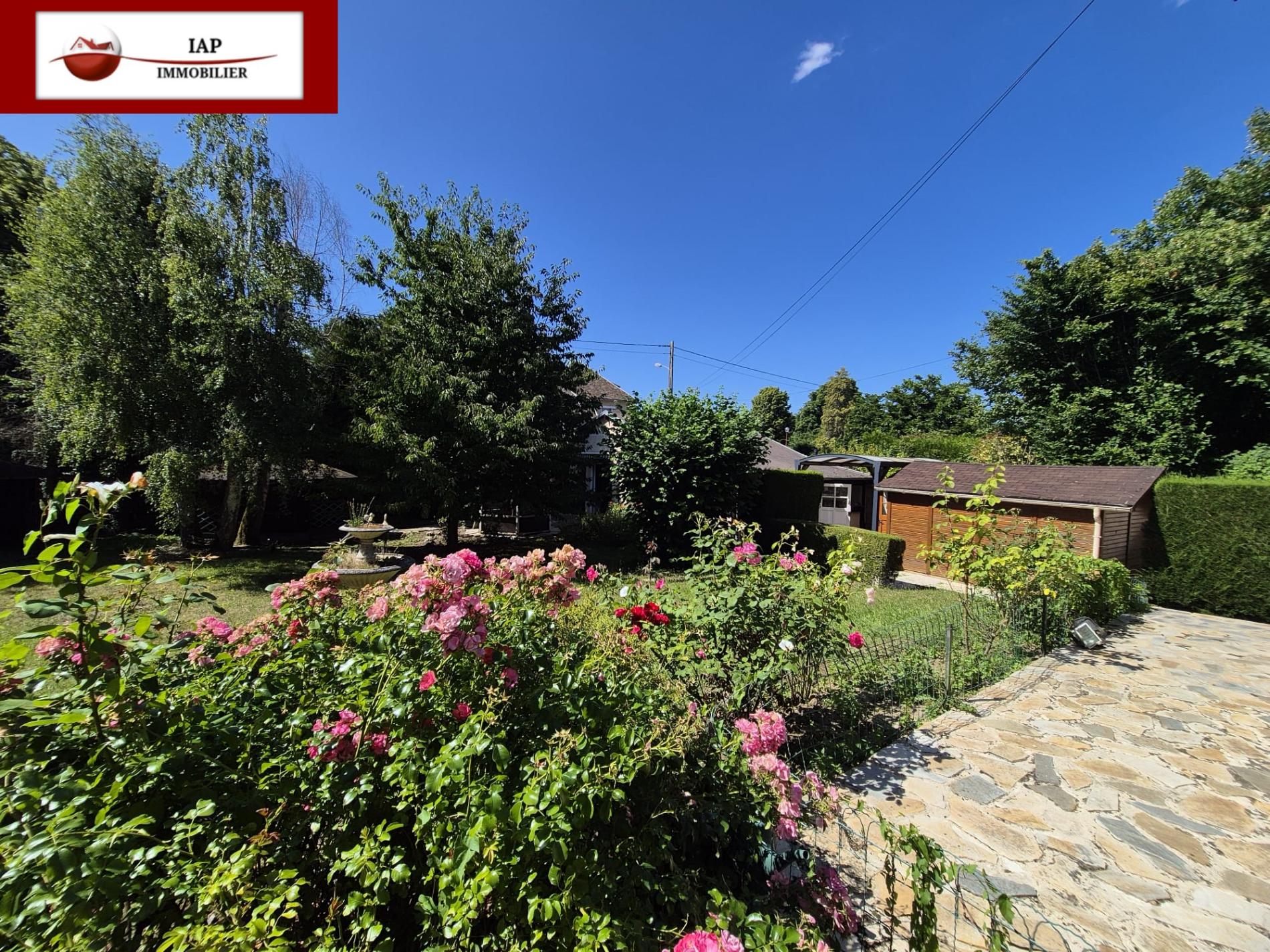 Située à 6 Km d'Orgerus. MAISON + DEPENDANCE (POSSIBLE ACTIVITES COMMERCIALE/ MEDICALE...)