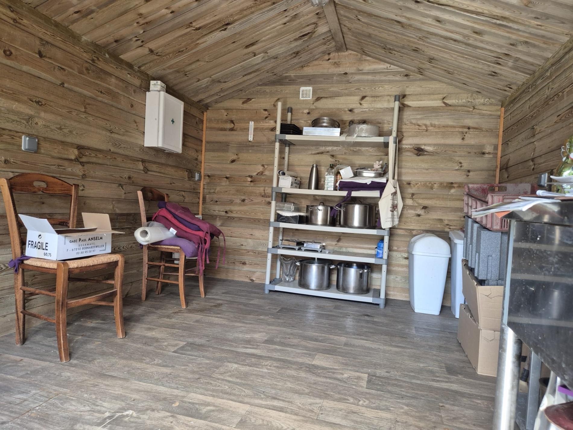 Située à 6 Km d'Orgerus. MAISON + DEPENDANCE (POSSIBLE ACTIVITES COMMERCIALE/ MEDICALE...)