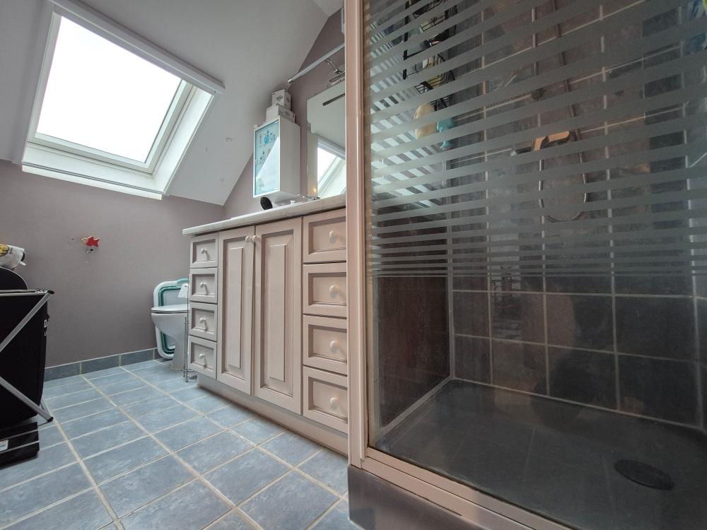 IDEALEMENT SITUEE AU CENTRE DU VILLAGE / AU CALME