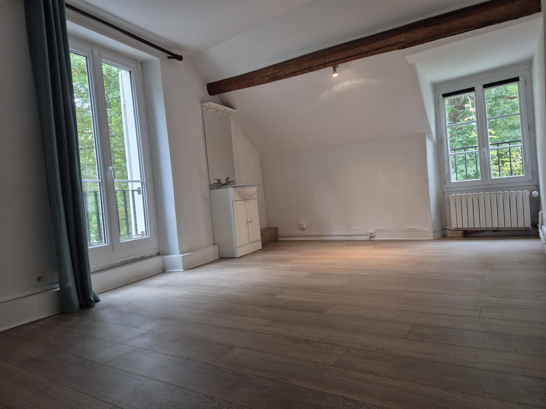 ENVIRONNEMENT CALME, GARE A PIED