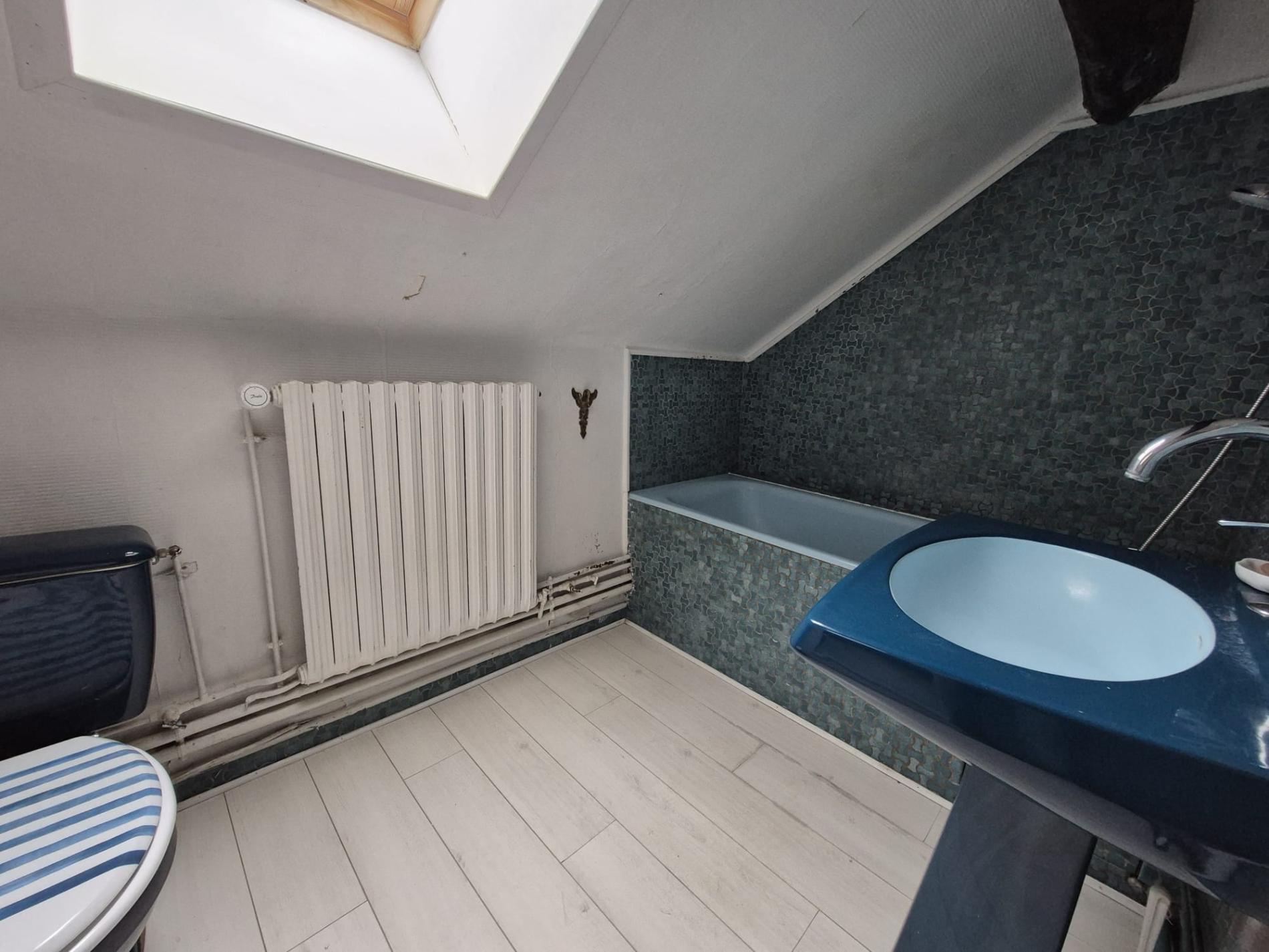 ENVIRONNEMENT CALME, GARE A PIED