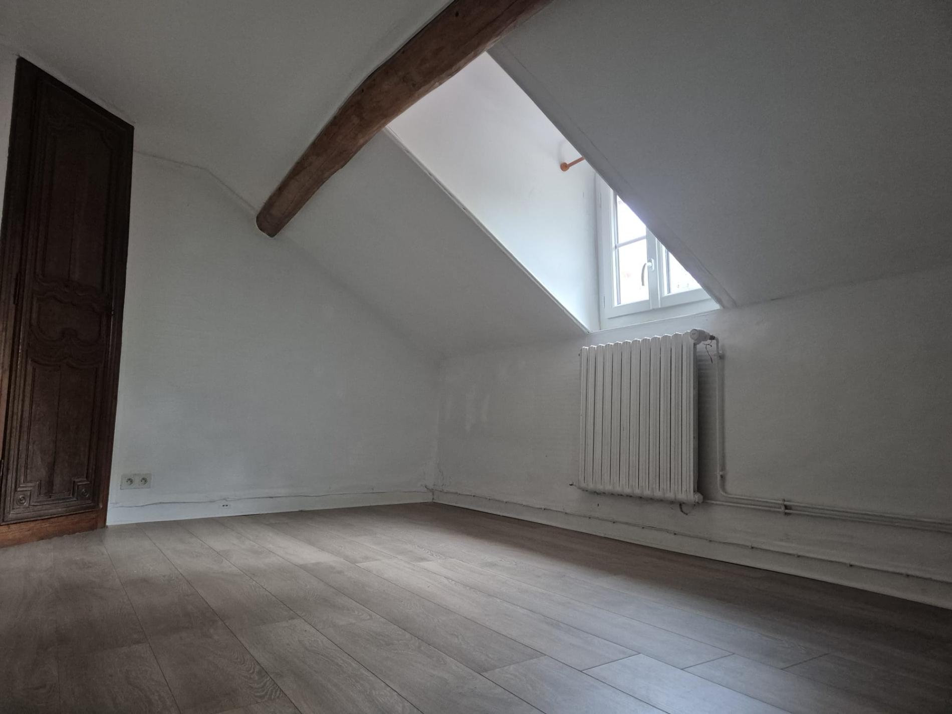 ENVIRONNEMENT CALME, GARE A PIED