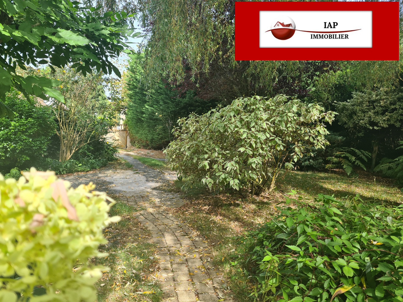 Proche de THOIRY. MAISON ANCIENNE SUR 390 M2 DE TERRAIN CLOS