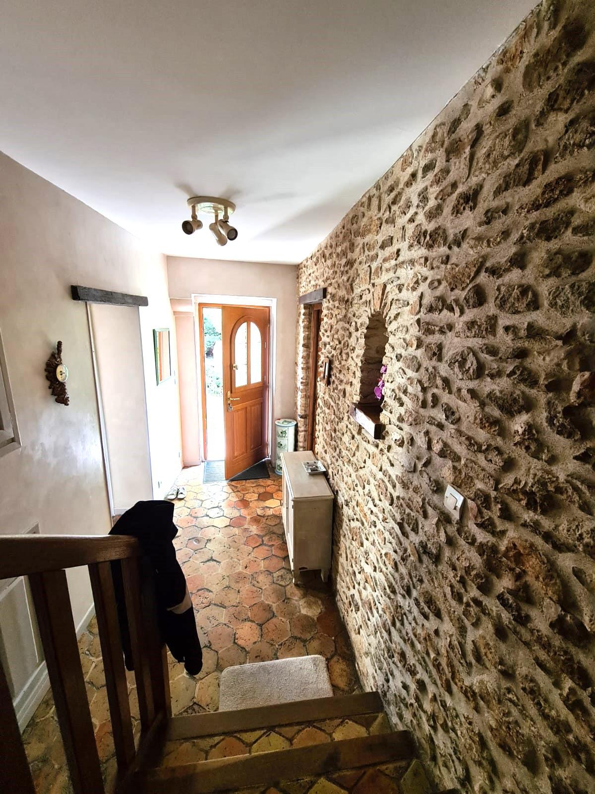 Proche de THOIRY. MAISON ANCIENNE SUR 390 M2 DE TERRAIN CLOS