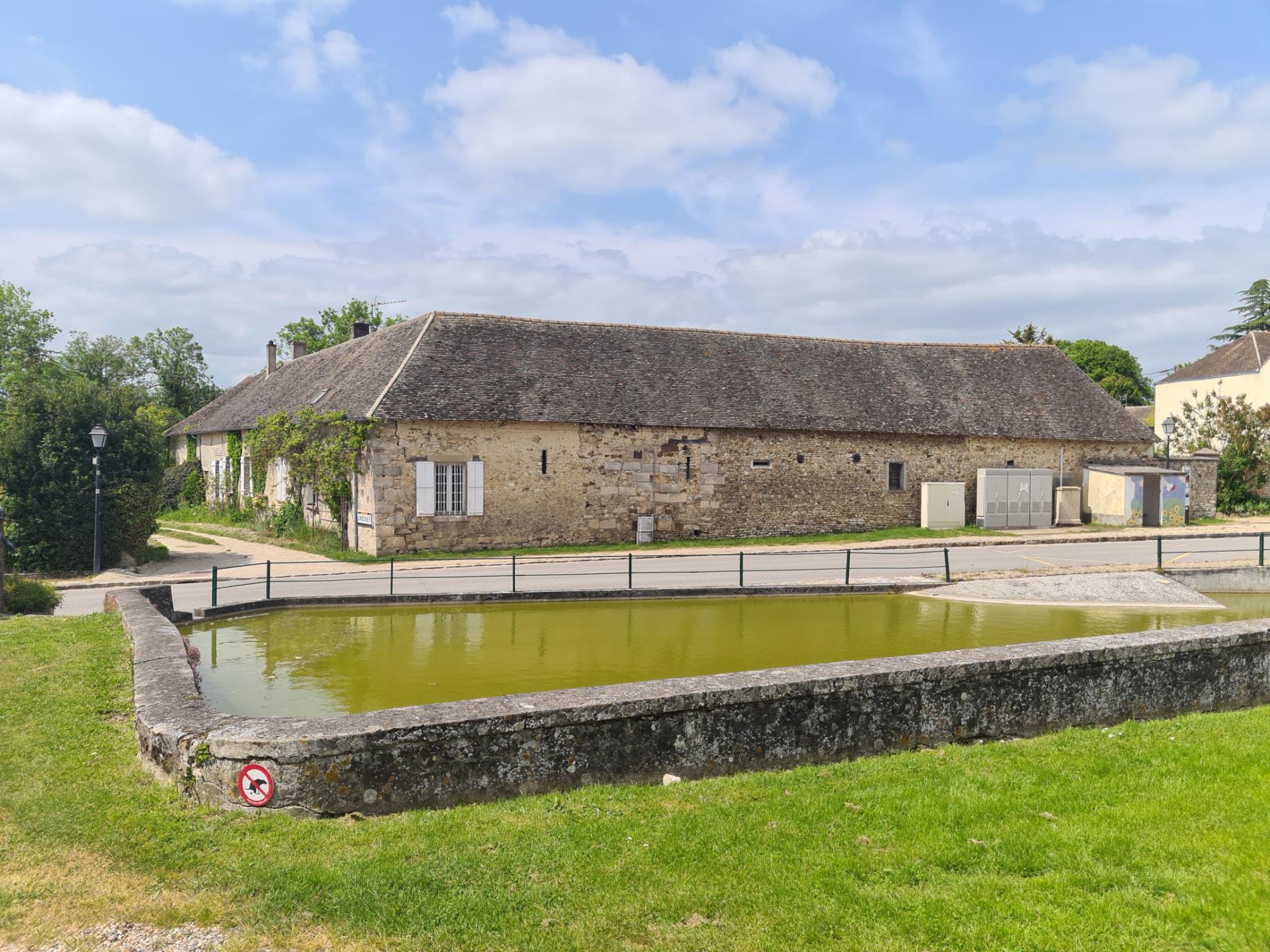 A RENOVER. AU COEUR DU VILLAGE DE GRESSEY 78550.