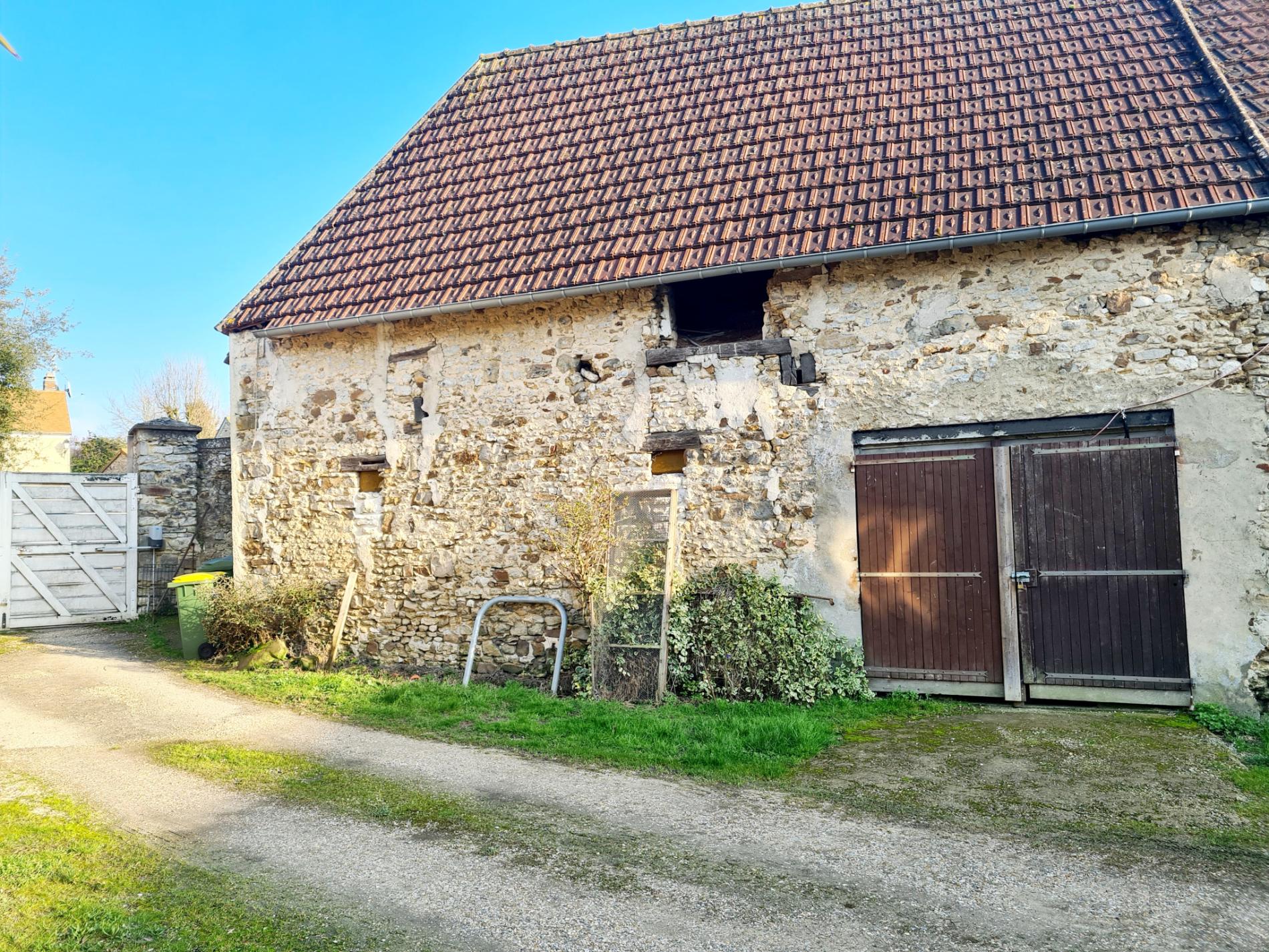 A RENOVER. AU COEUR DU VILLAGE DE GRESSEY 78550.