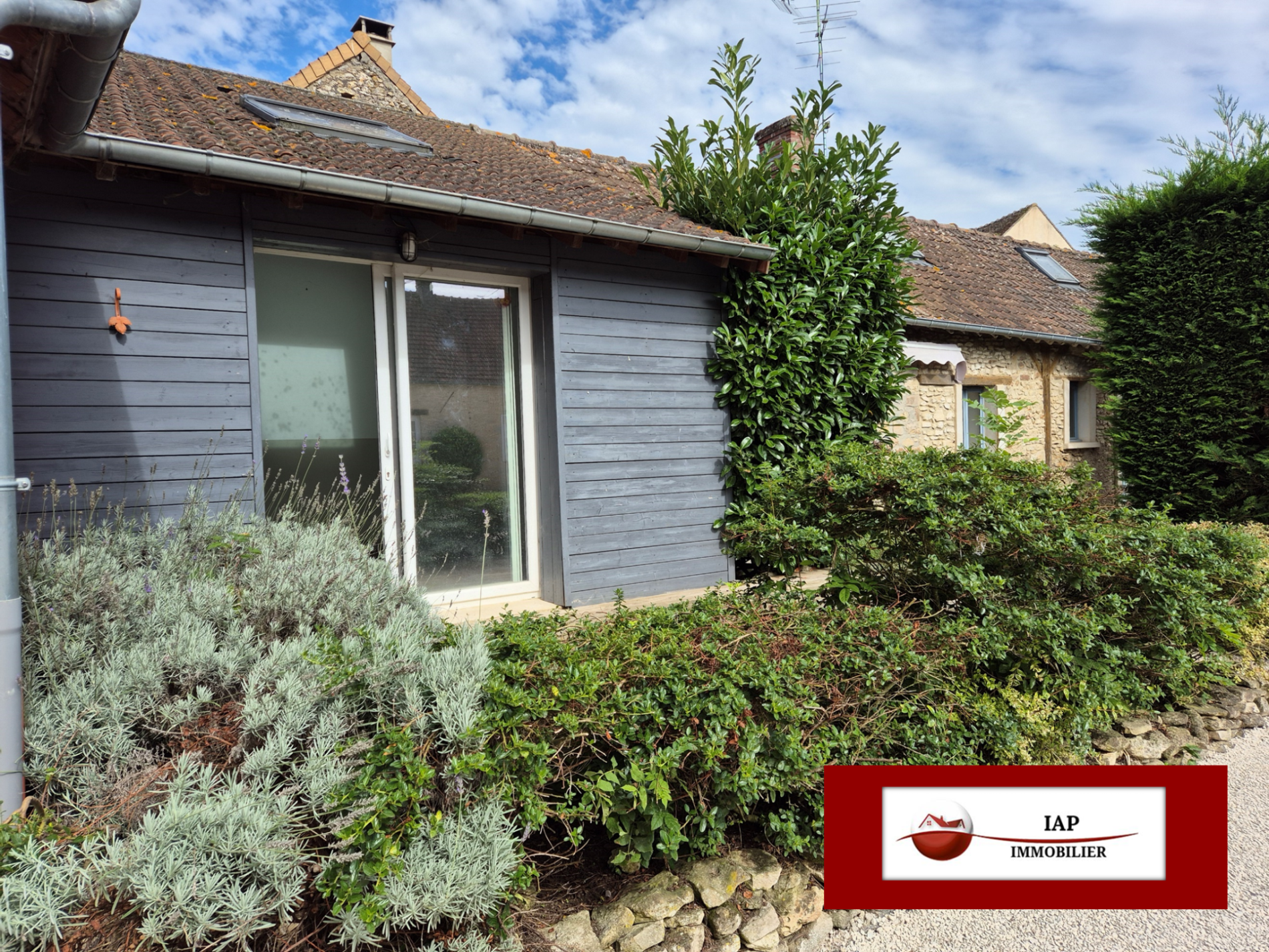 MAISON ANCIENNE OUVRANT SUR TERRASSE ET PETIT JARDIN SUD