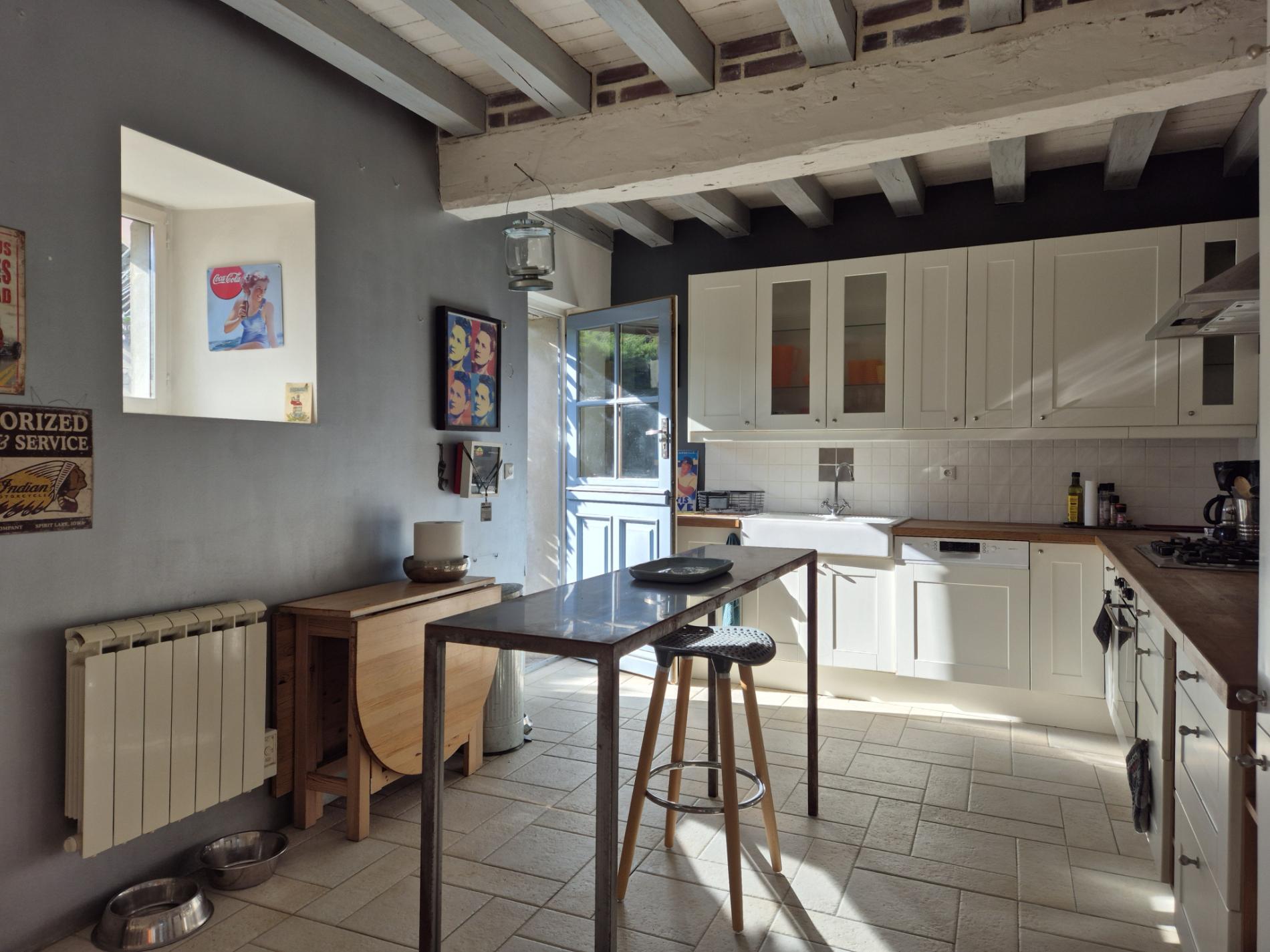 MAISON ANCIENNE OUVRANT SUR TERRASSE ET PETIT JARDIN SUD