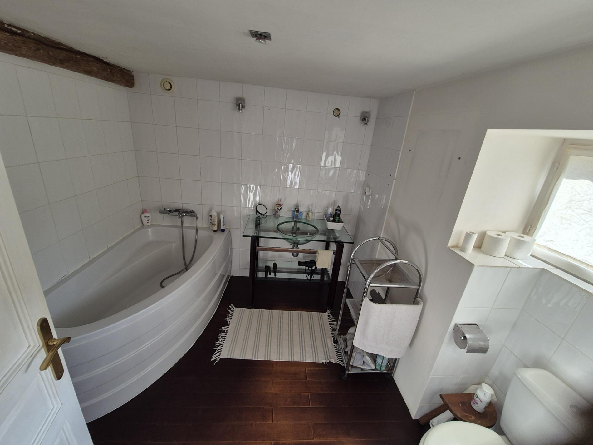 MAISON ANCIENNE OUVRANT SUR TERRASSE ET PETIT JARDIN SUD