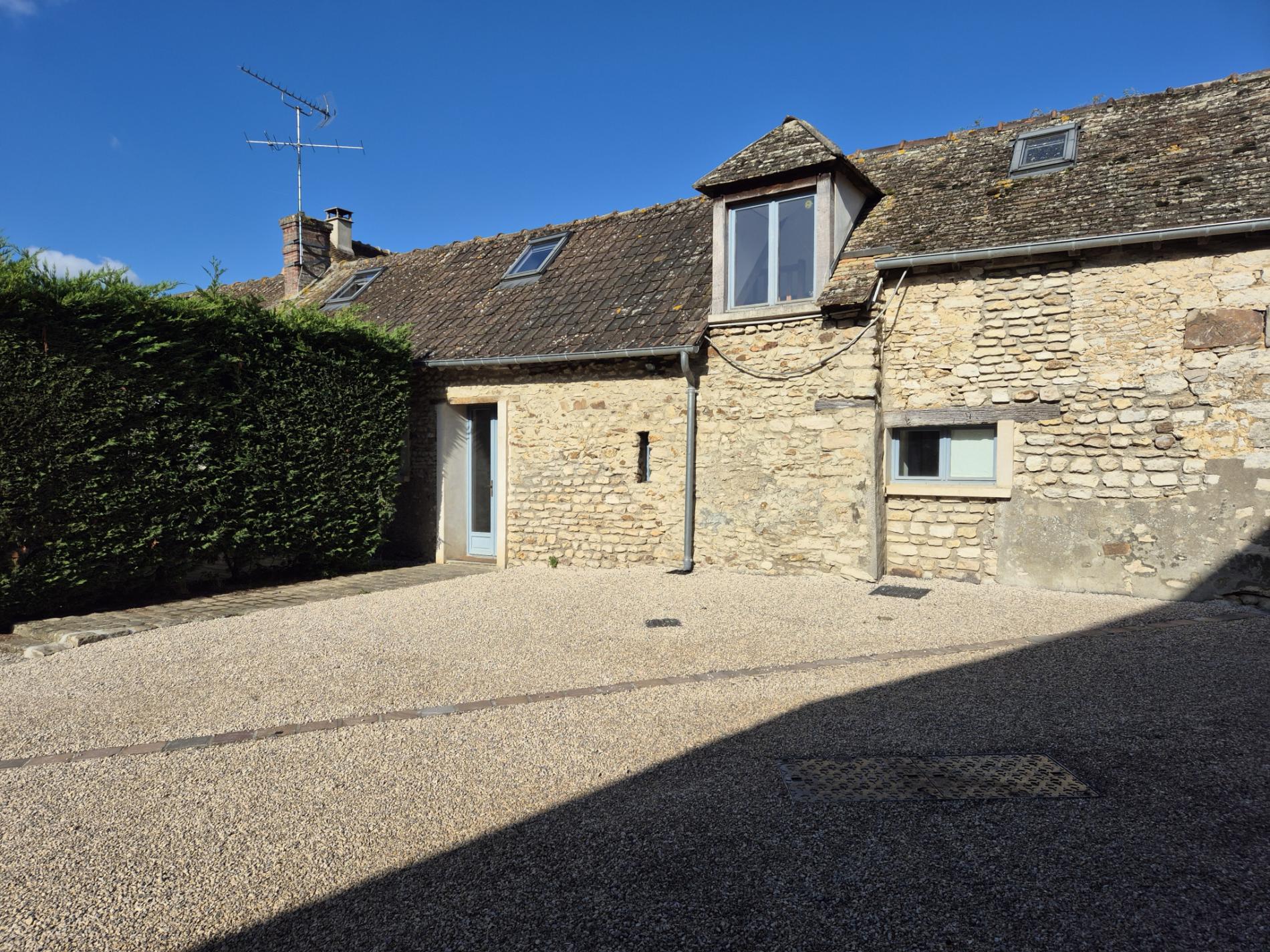 MAISON ANCIENNE OUVRANT SUR TERRASSE ET PETIT JARDIN SUD