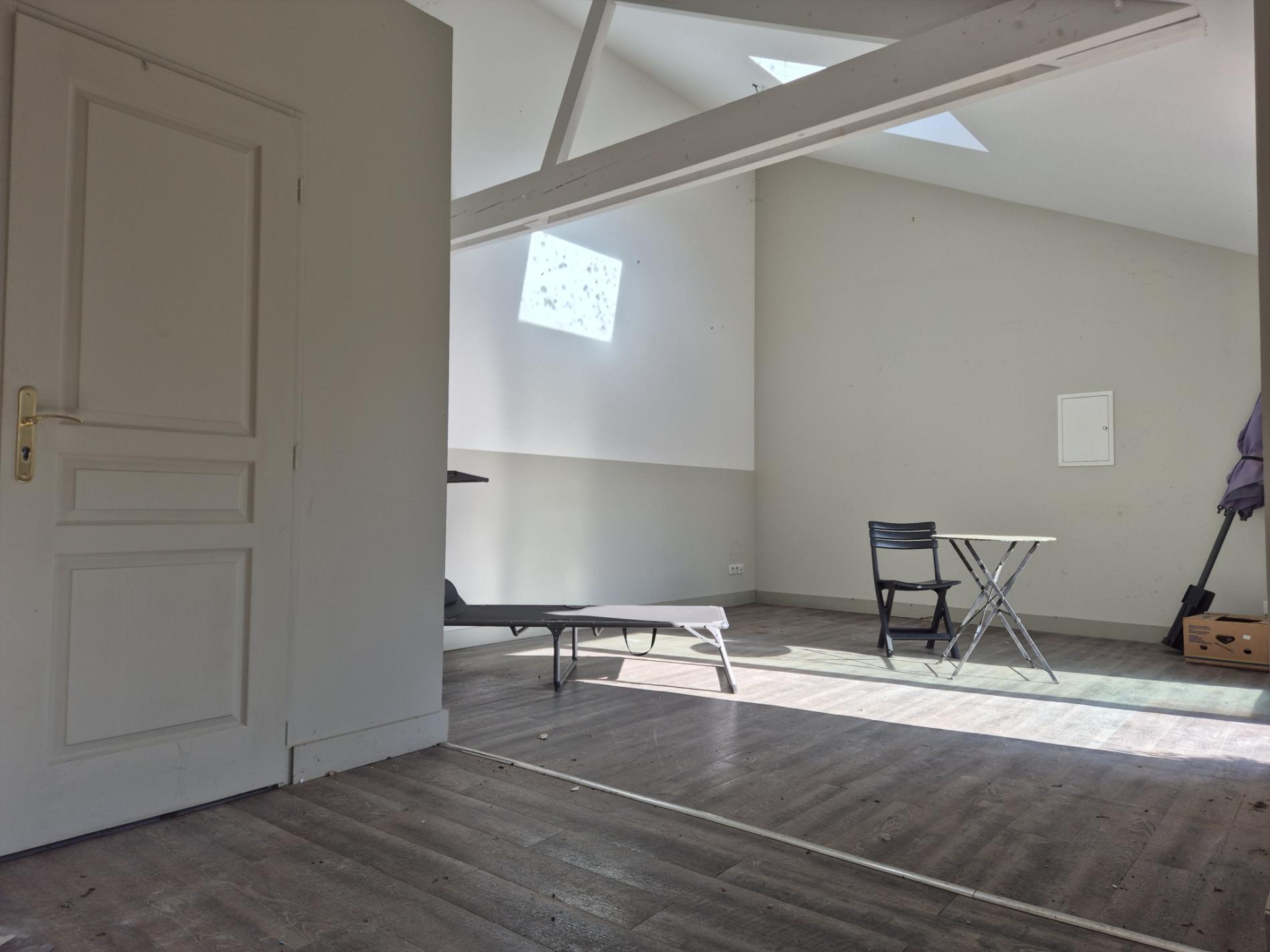 MAISON ANCIENNE OUVRANT SUR TERRASSE ET PETIT JARDIN SUD