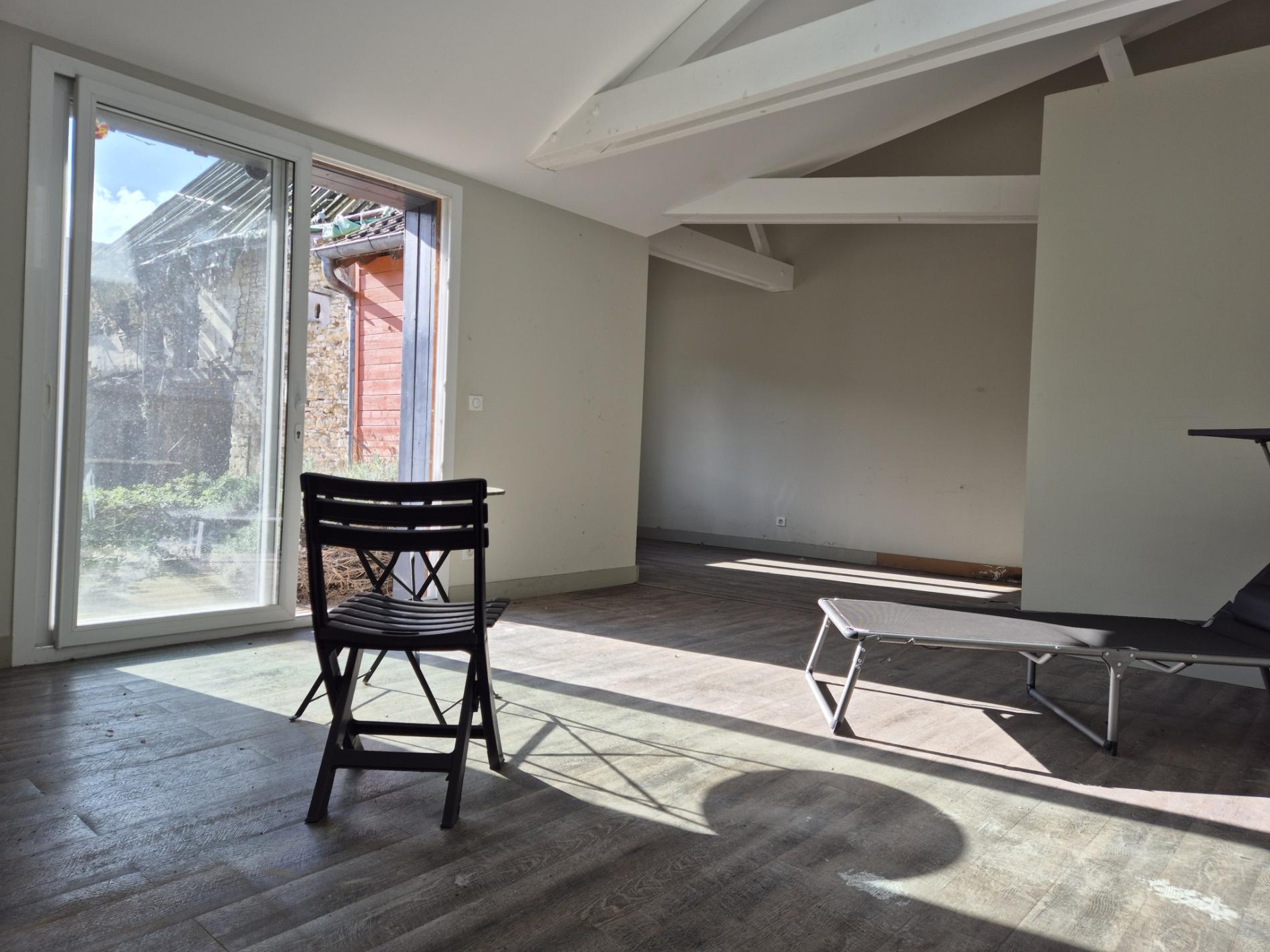 MAISON ANCIENNE OUVRANT SUR TERRASSE ET PETIT JARDIN SUD