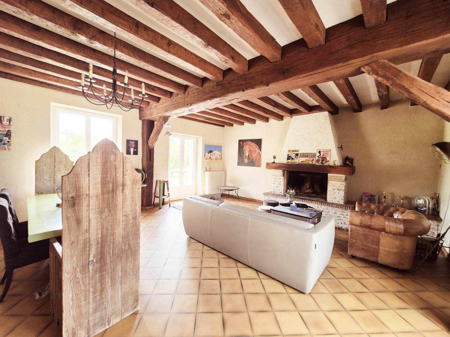 MAISON ANCIENNE AU COEUR DU VILLAGE