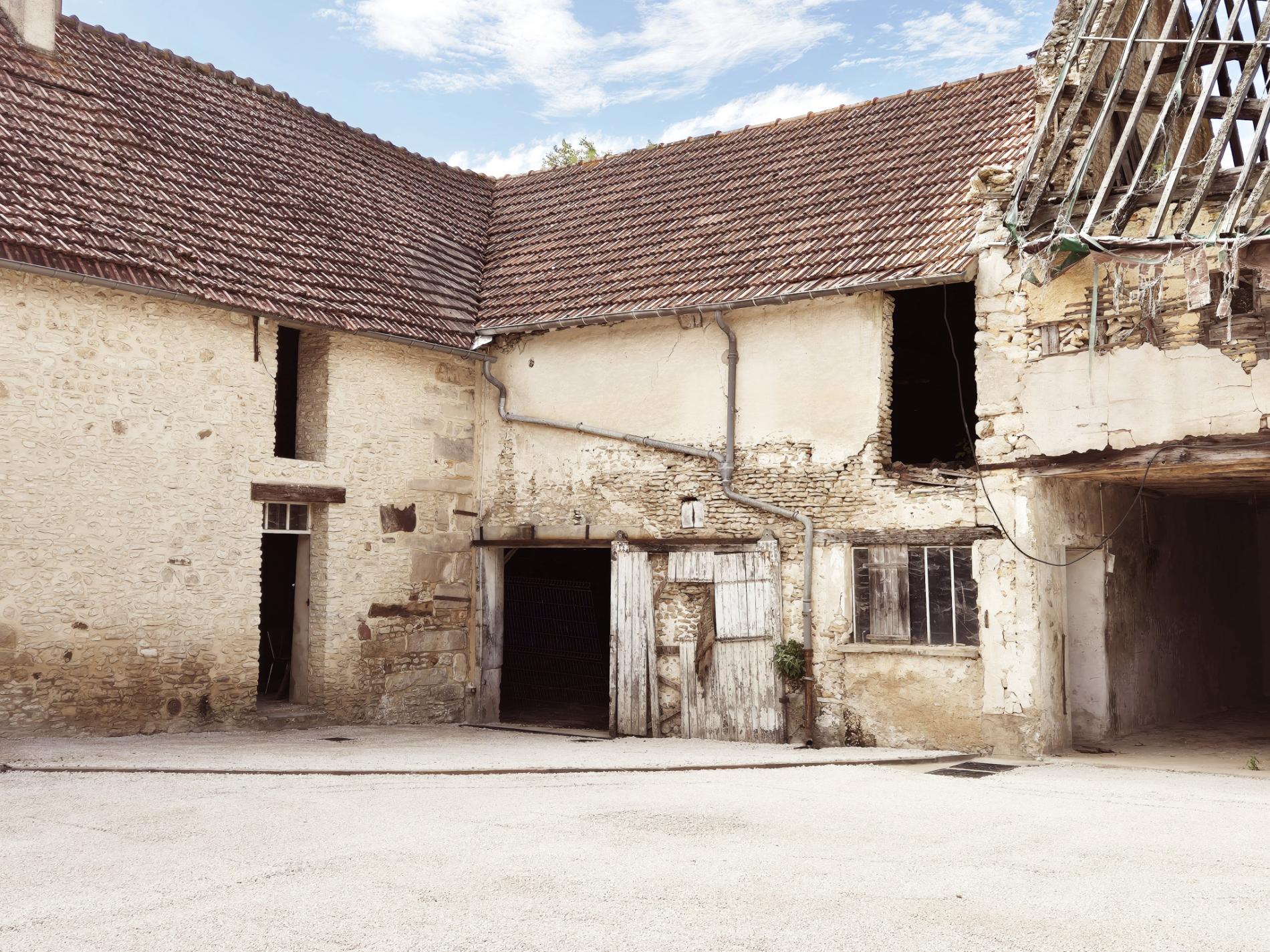 GRANGE A RENOVER. GRESSEY 78550