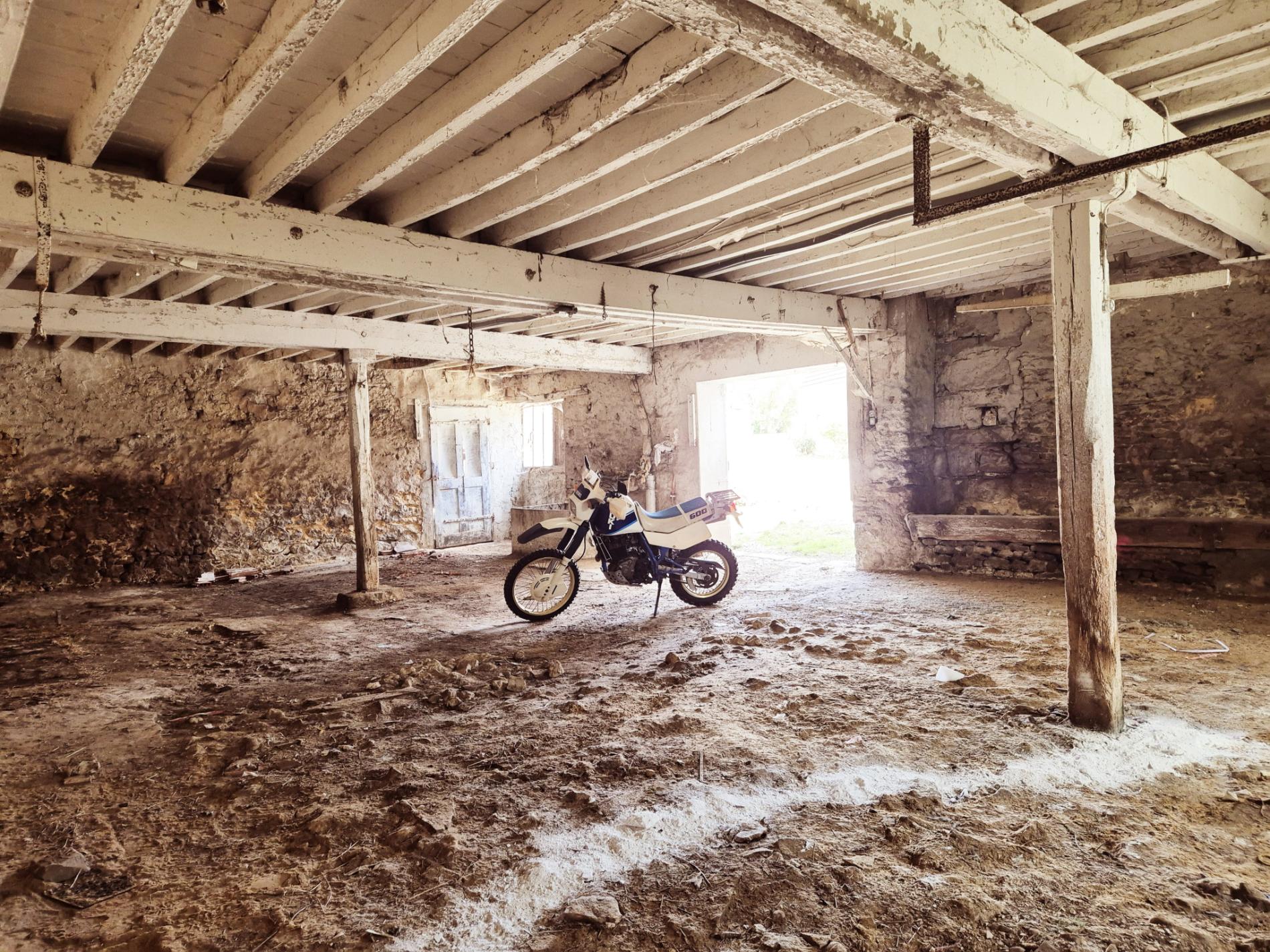 GRANGE A RENOVER. GRESSEY 78550