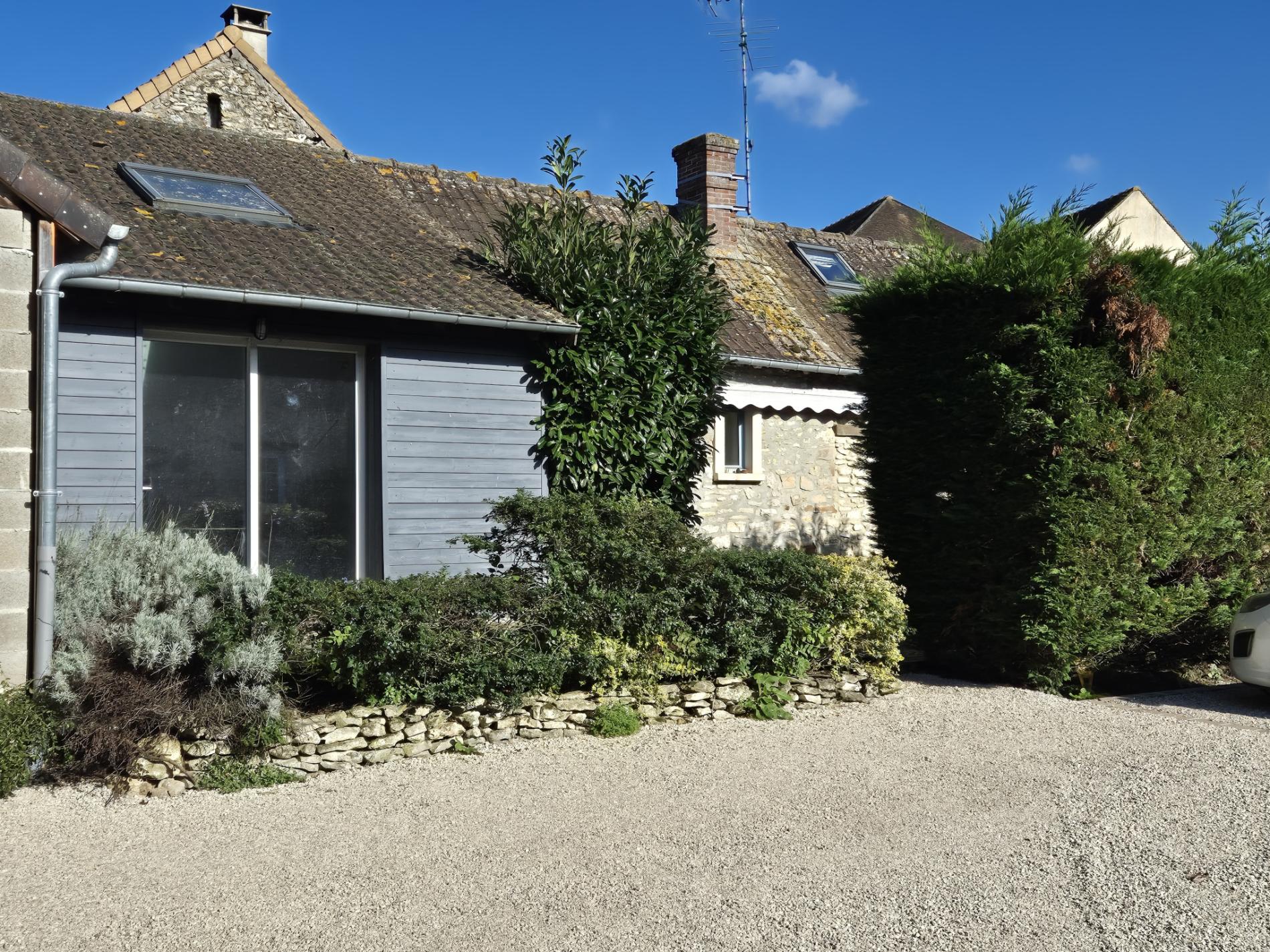 MAISON ANCIENNE OUVRANT SUR TERRASSE ET PETIT JARDIN SUD